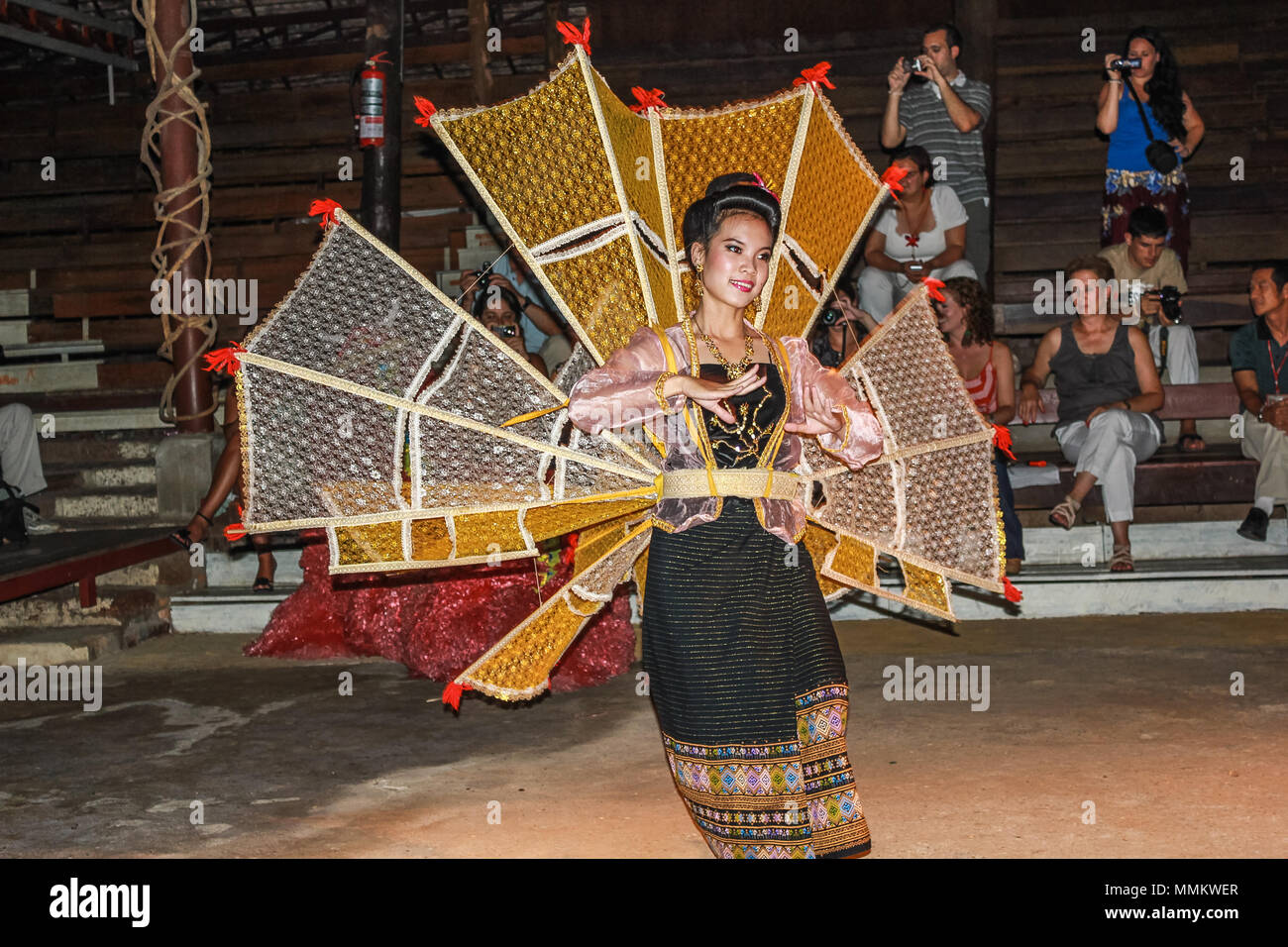 Chiang Mai, Thaïlande - Juillet 24, 2011 : femme vêtue de vêtements traditionnels, l'exécution de leur spectacle de danse à Lanna Thai Kantoke Palace Banque D'Images