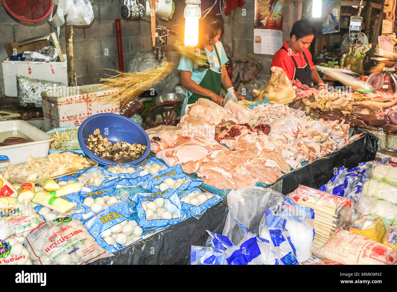 Chiang Mai, Thaïlande - 29 juillet 2011 : Les gens vendent des produits alimentaires dans le célèbre marché de nuit de dimanche dans la ville. Banque D'Images