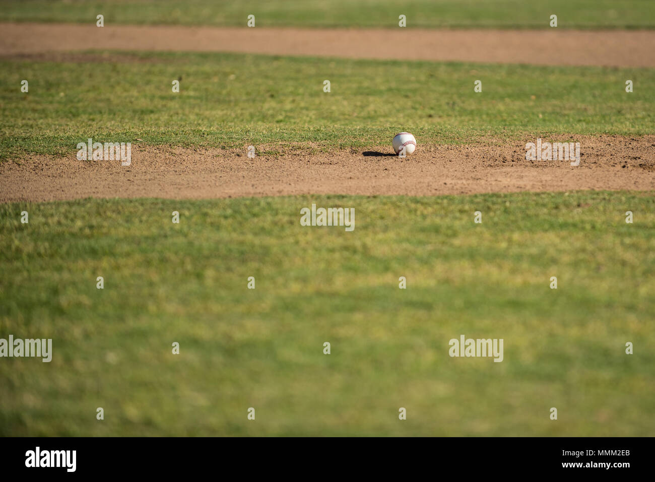 Casting Baseball long shadow sur la saleté du champ pitching mound. Banque D'Images