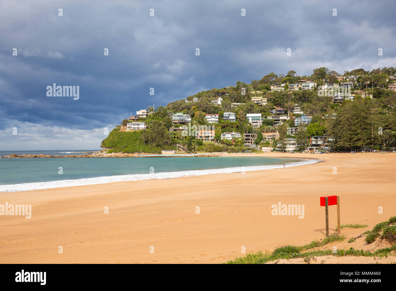 Palm beach sur les plages du nord de Sydney sur un ASutumn avec jour ciel gris,Sydney, Australie Banque D'Images