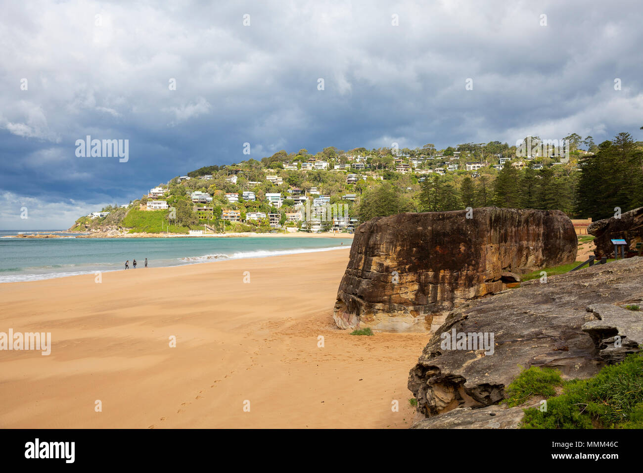 Palm Beach sur les plages du nord de Sydney un jour d'automne avec un ciel gris spectaculaire, Sydney, Australie Banque D'Images