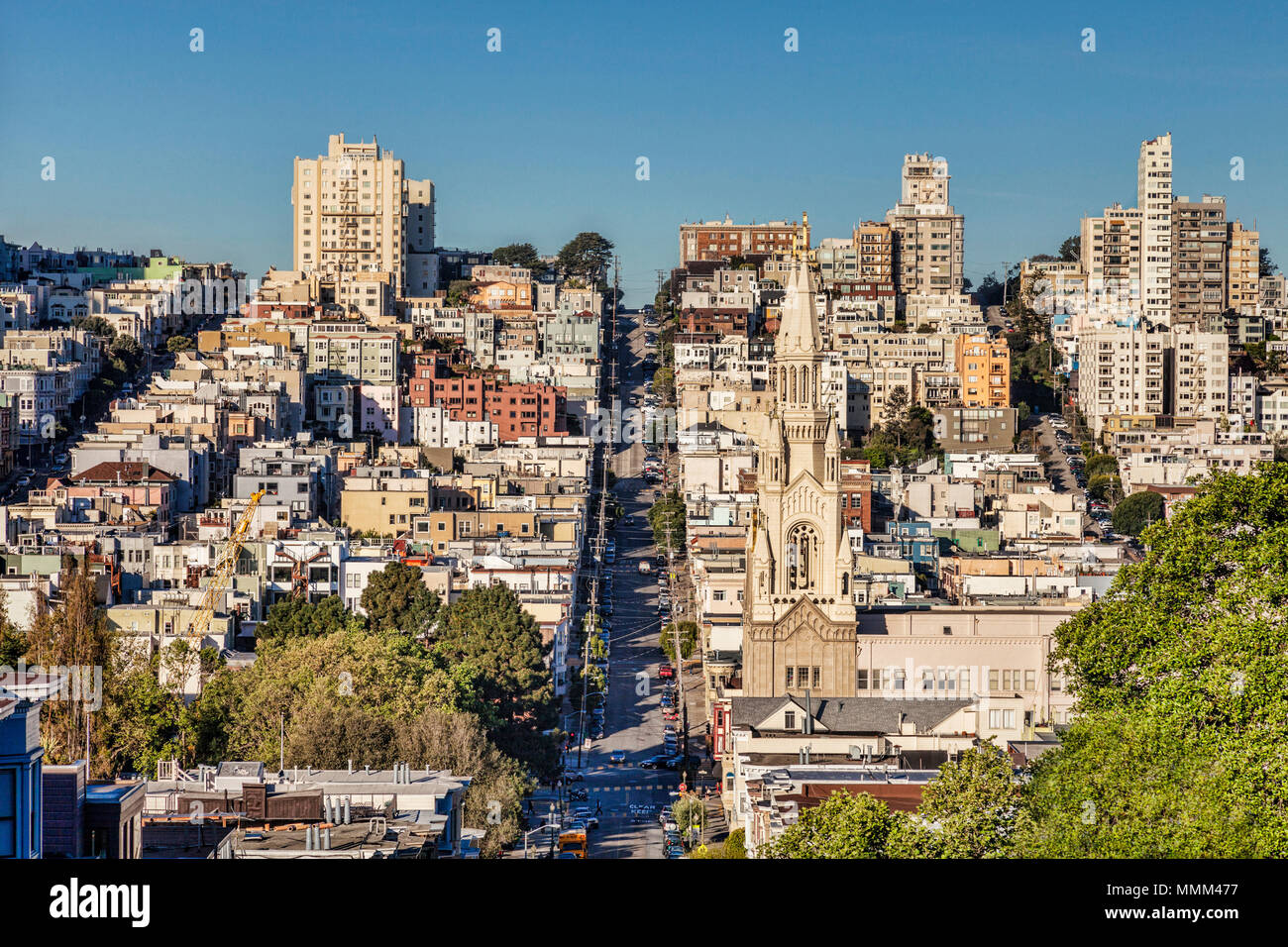 La ville de San Francisco, avec les Saints Pierre et Paul, Église et Filbert Street. Banque D'Images
