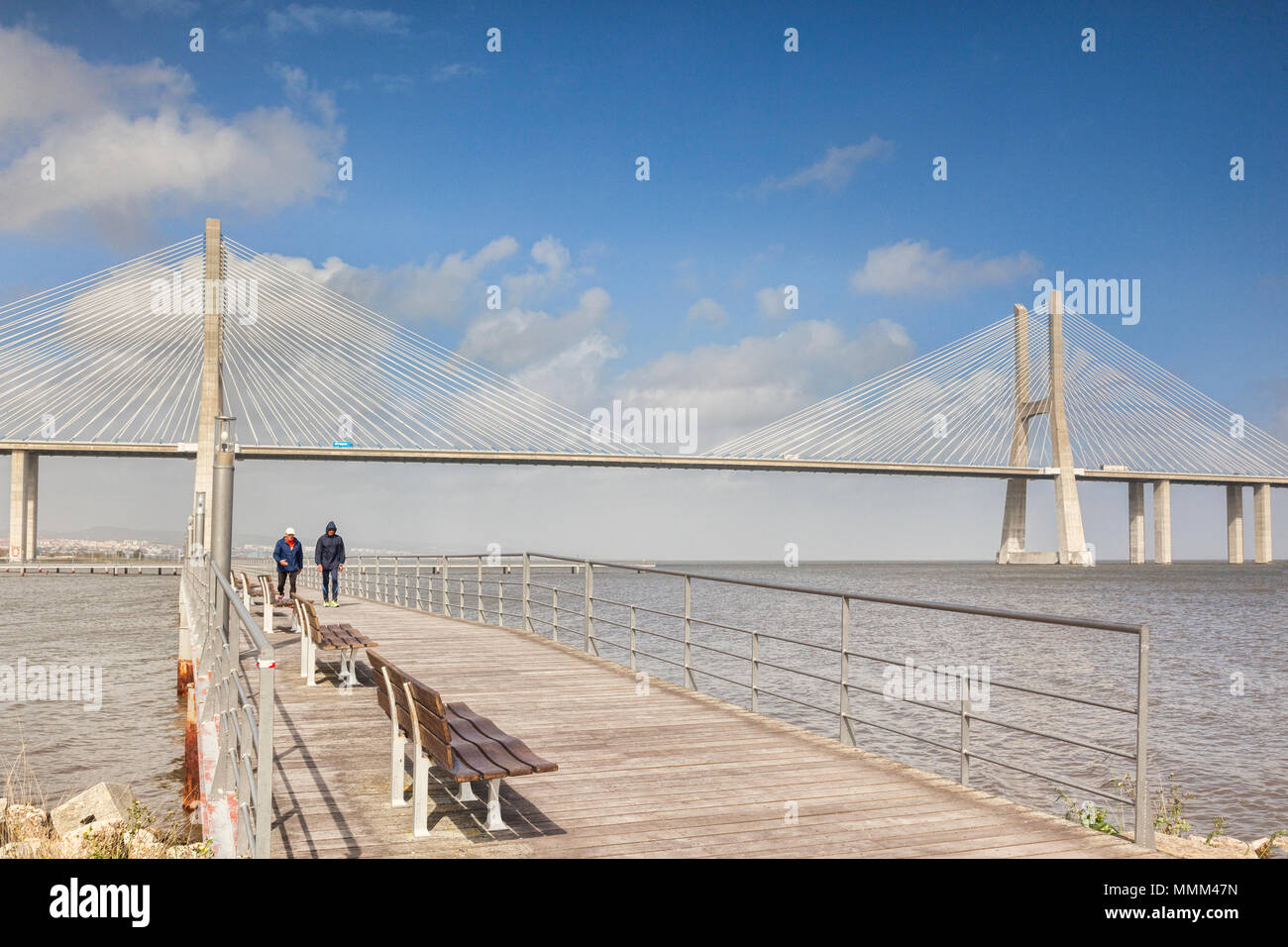 2 mars 2018 : Lisbonne, Portugal - deux hommes en promenade sur la promenade près de Pont Vasco da Gama, le 17km pont à haubans qui enjambe la rivière Banque D'Images