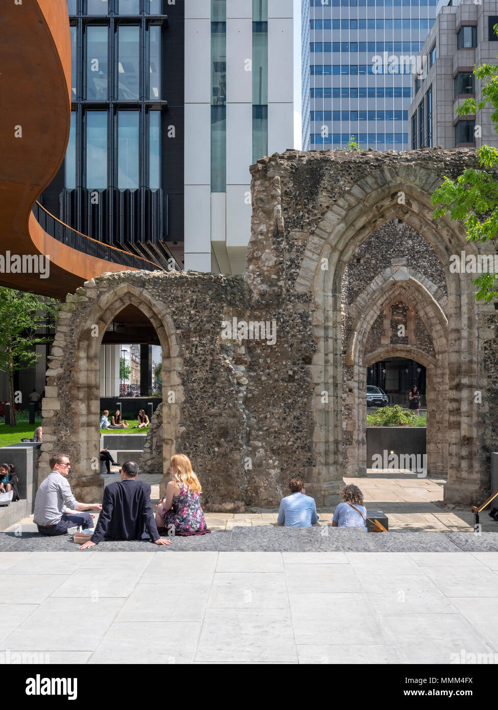 Récemment restauré de l'église St Alphege reste sur London Wall, qui fait maintenant partie d'un pedestrianes St Alphege nouvellement populaire complexe de jardins avec les travailleurs de la ville Banque D'Images