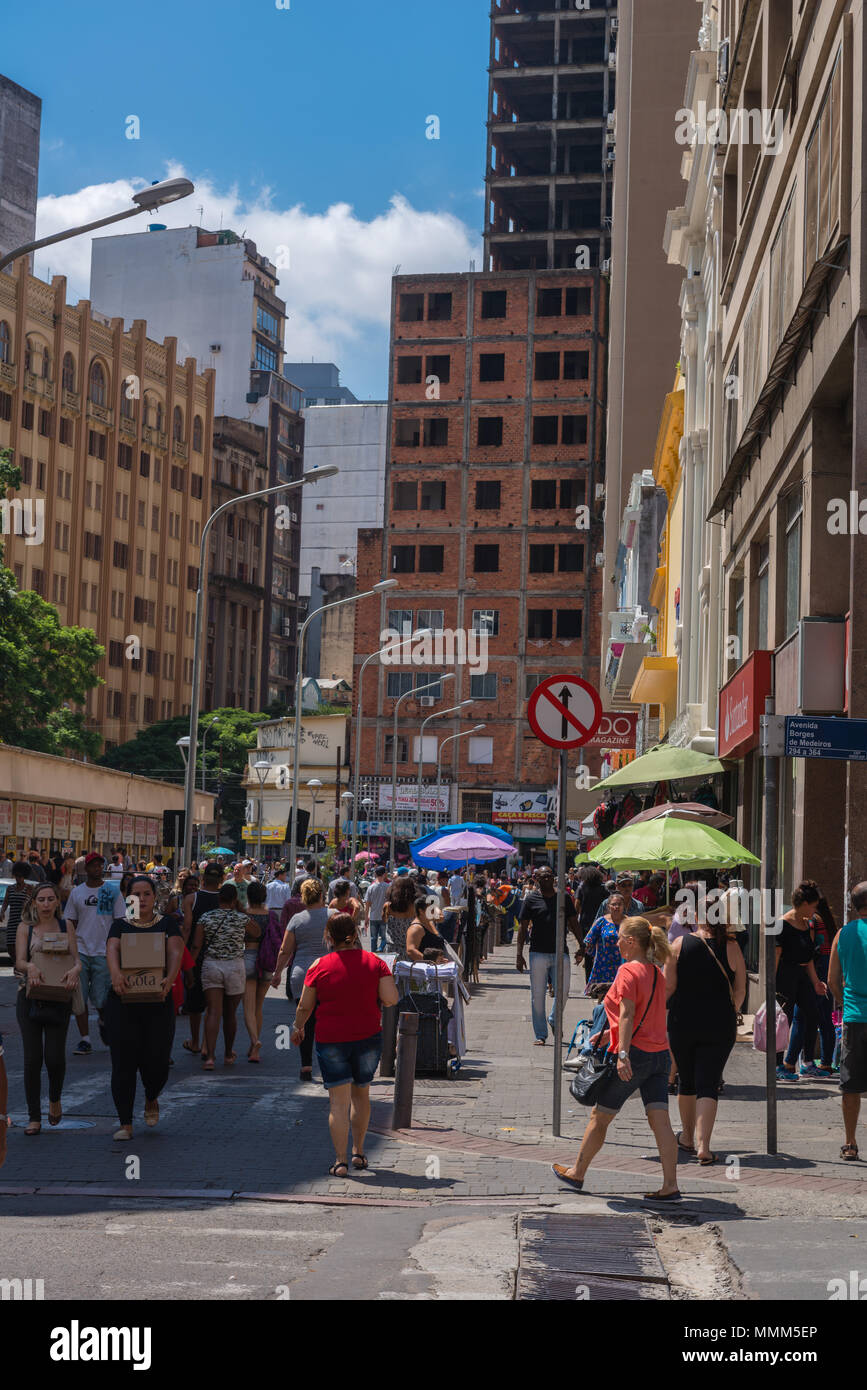 La vie quotidienne dans le centre ville animé, Porto Alegre, Rio Grande do Sul, Brésil, Amérique Latine Banque D'Images