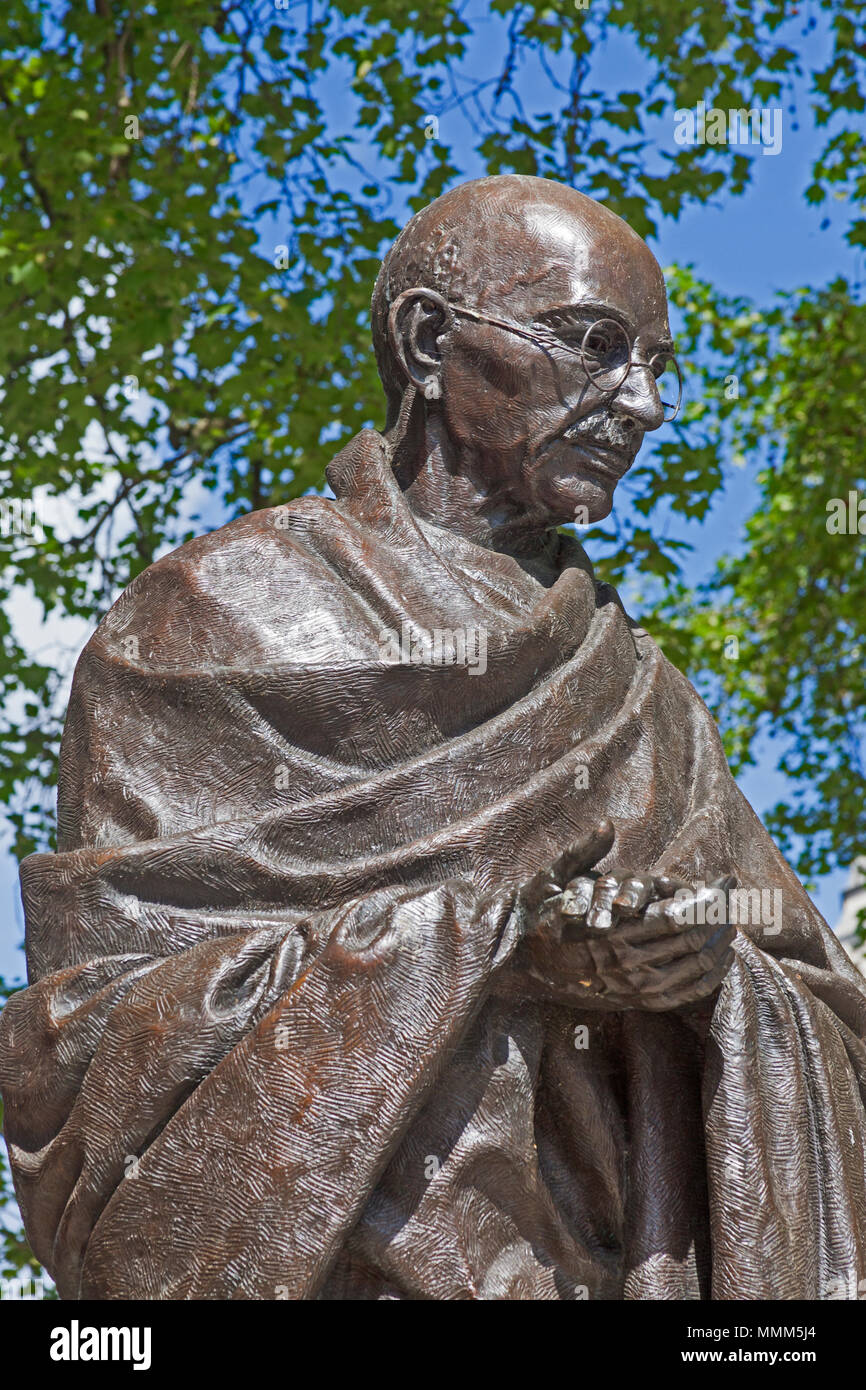 Londres, Westminster. Philip Jackson's statue en bronze de Mahatma Gandhi dans la place du Parlement Banque D'Images