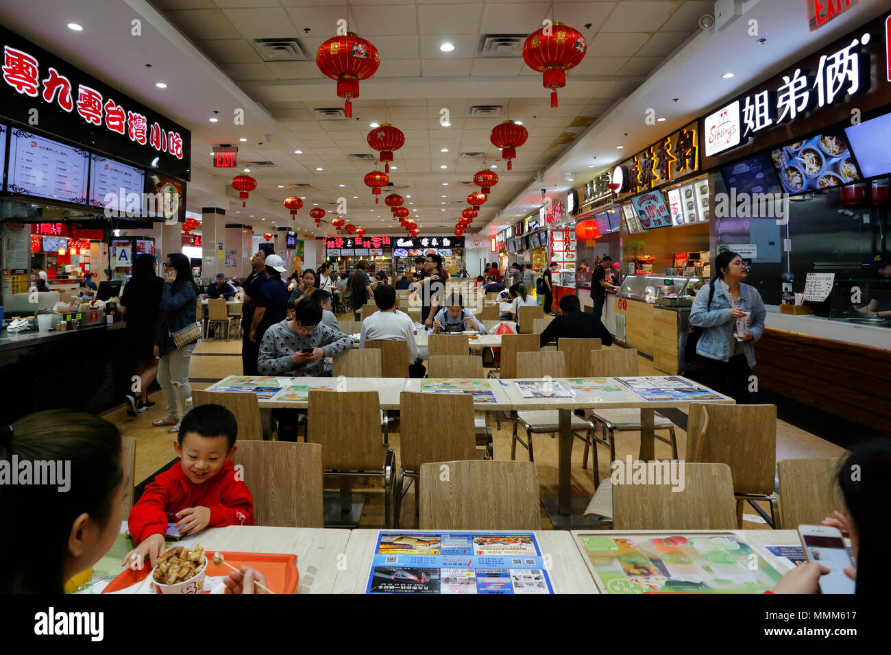 New York Food court, 133-35 Roosevelt Ave, Queens, New York. Intérieur d'une aire de restauration dans Downtown Flushing Chinatown. 法拉盛, 法拉盛華埠, 紐約 Banque D'Images