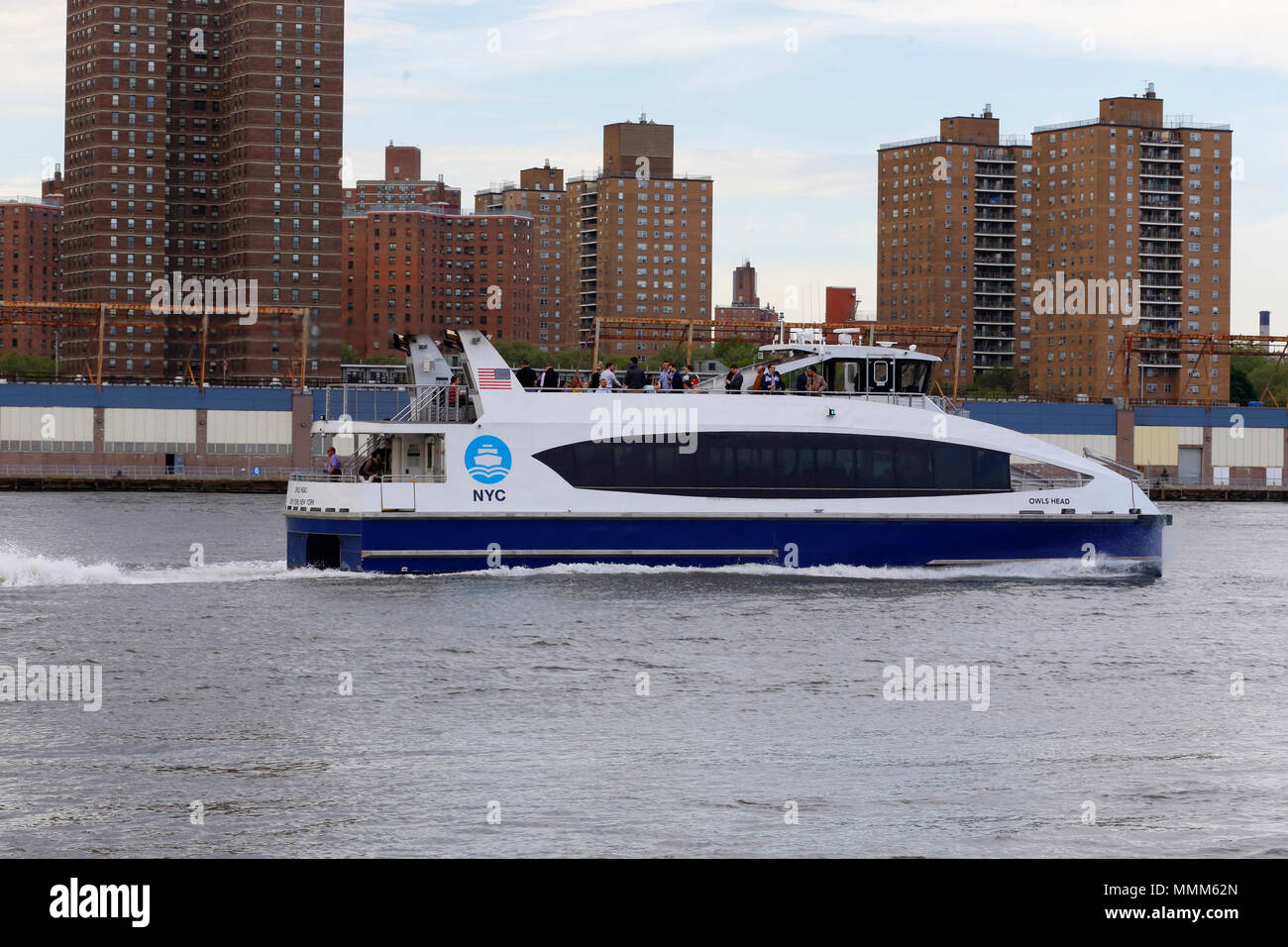 Un ferry de New York sur l'East River Banque D'Images