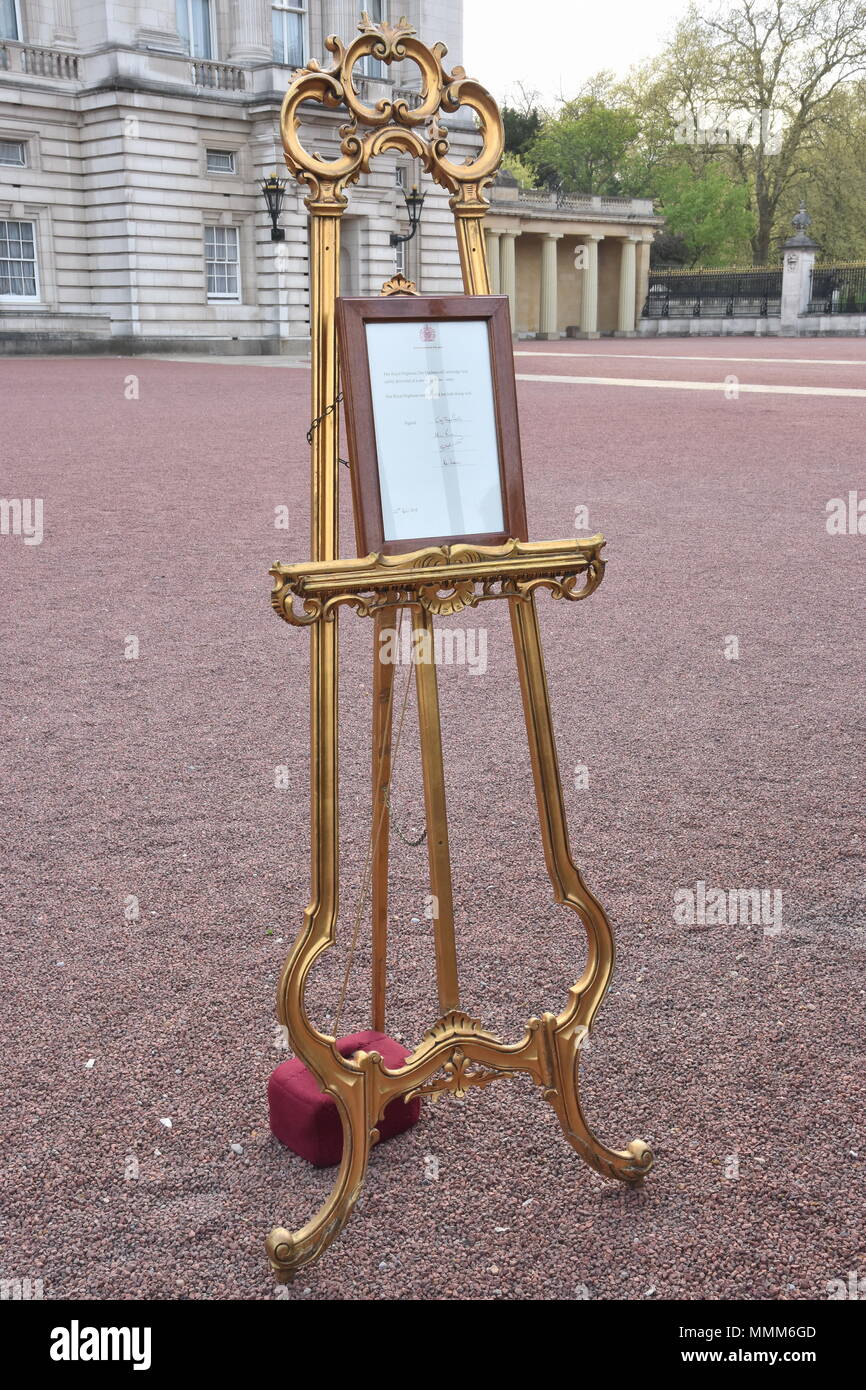 Un chevalet fleuri a été mis sur l'avant-cour du palais de Buckingham pour annoncer officiellement l'arrivée du troisième enfant pour le duc et la duchesse de Cambridge Banque D'Images