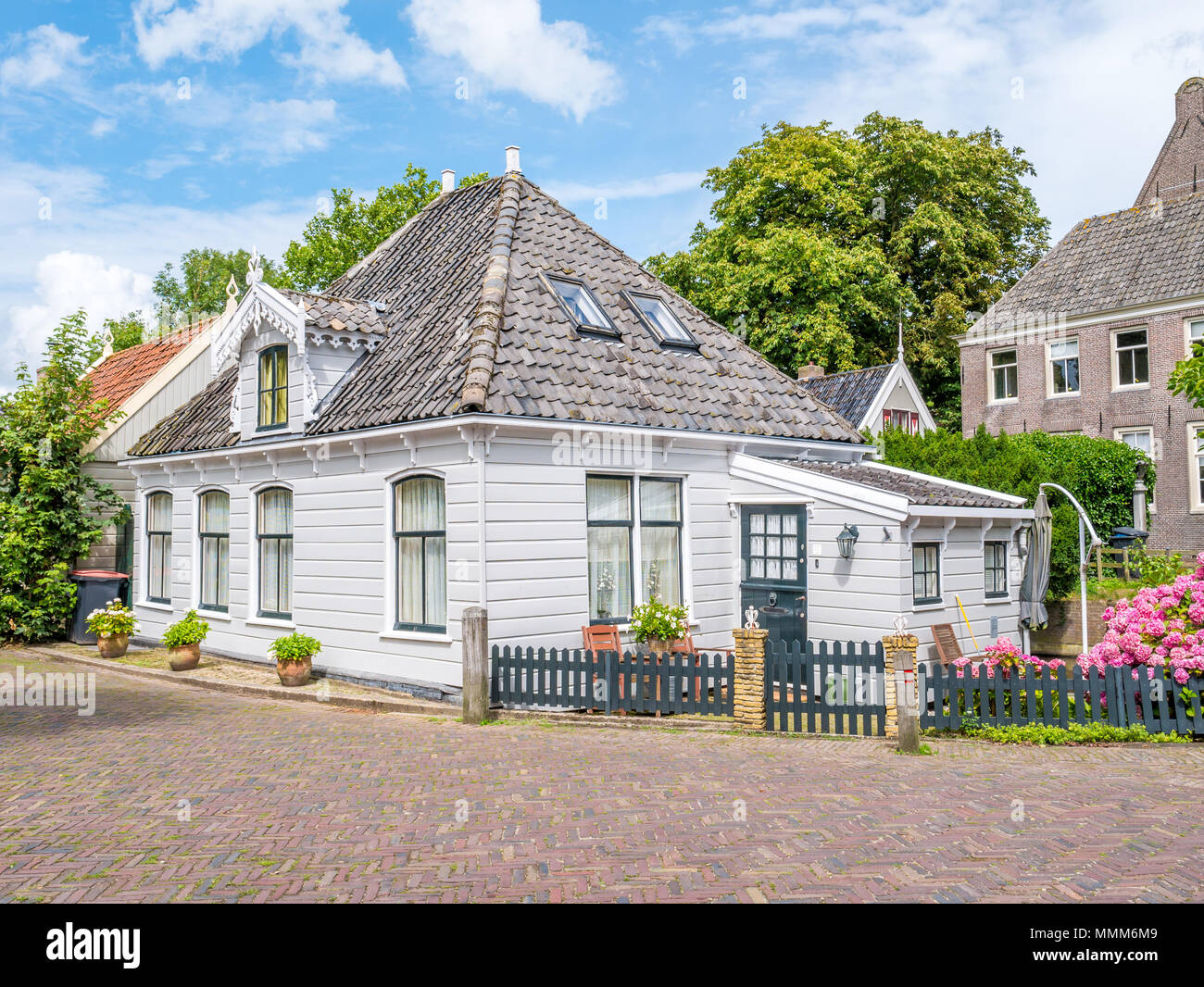 Avant de maison en bois dans la vieille ville historique de village Broek in Waterland, Hollande du Nord, Pays-Bas Banque D'Images