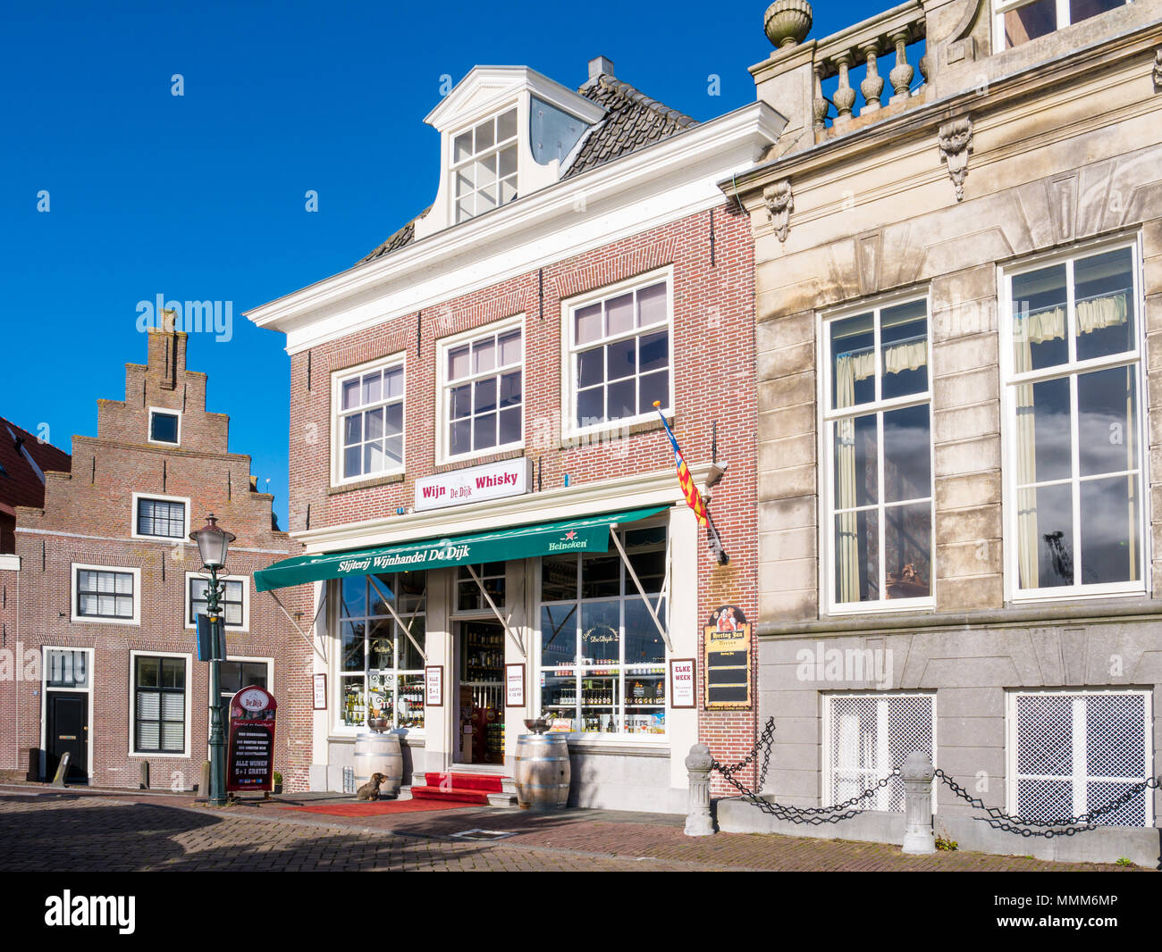 Façades de maisons historiques et de liquor store sur Dijk quay dans le port de la vieille ville d'Enkhuizen, Noord-Holland, Banque D'Images