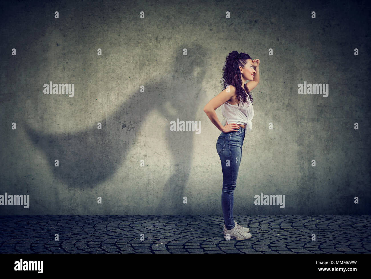 Vue latérale d'une femme d'imaginer d'être un super héros à la aspirait. Banque D'Images