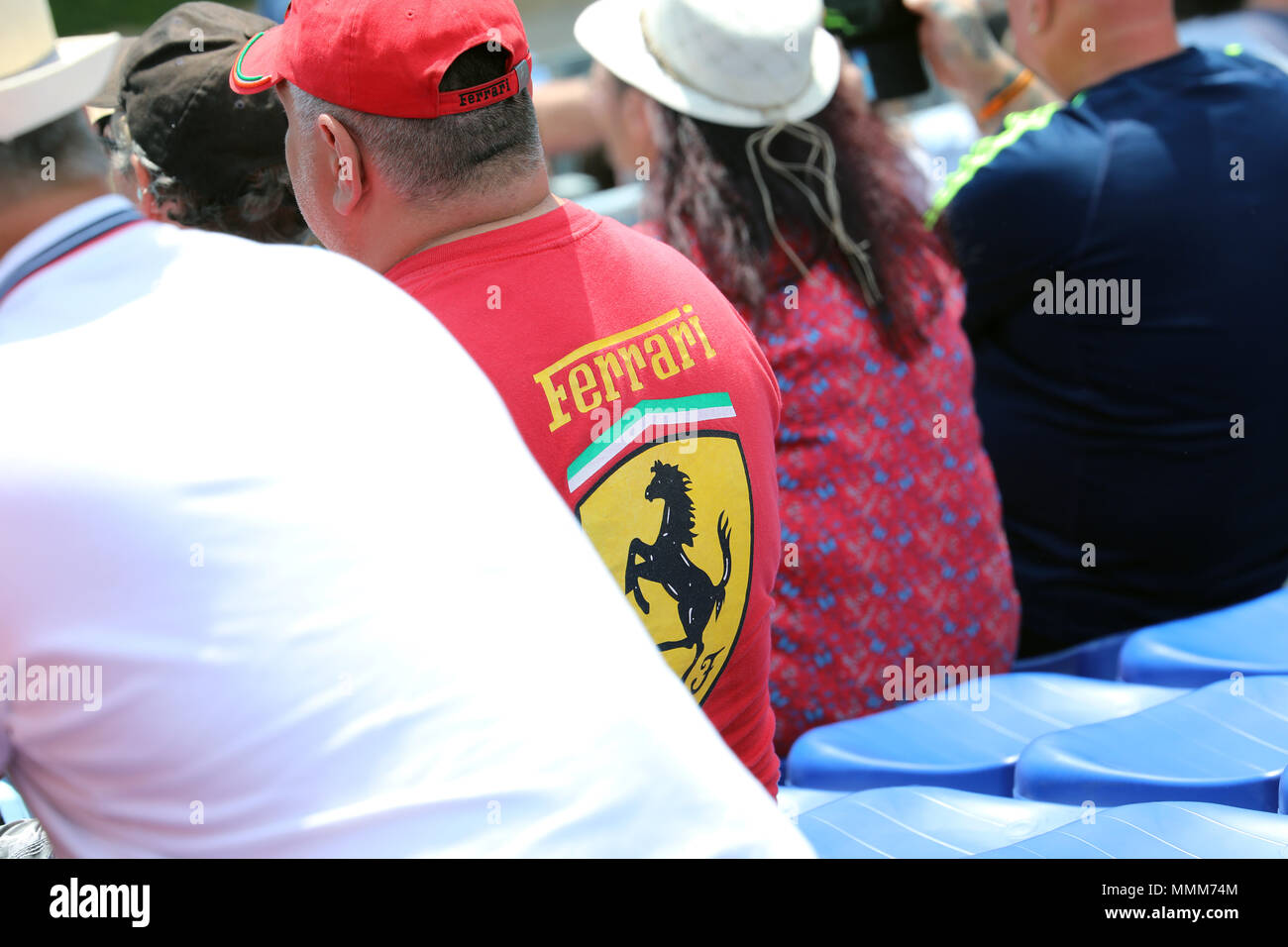 Monte-Carlo, Monaco - 11 mai 2018 : un homme portant une chemise Ferrari  rouge et le chapeau à un événement en plein air, Cheval Noir et le logo  Photo Stock - Alamy