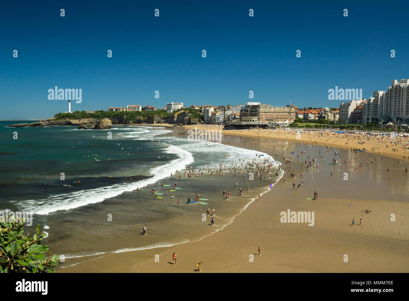Panorama de la plage de Biarritz en France, au cours de la journée ensoleillée. Banque D'Images