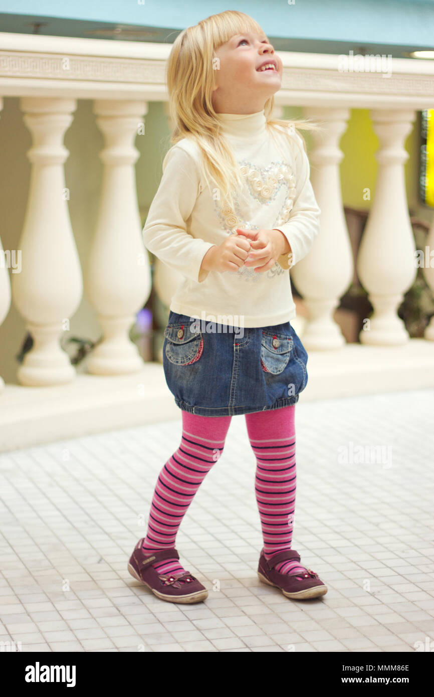 Fille 3 ans d'un denim jupe et collants rose est Photo Stock - Alamy