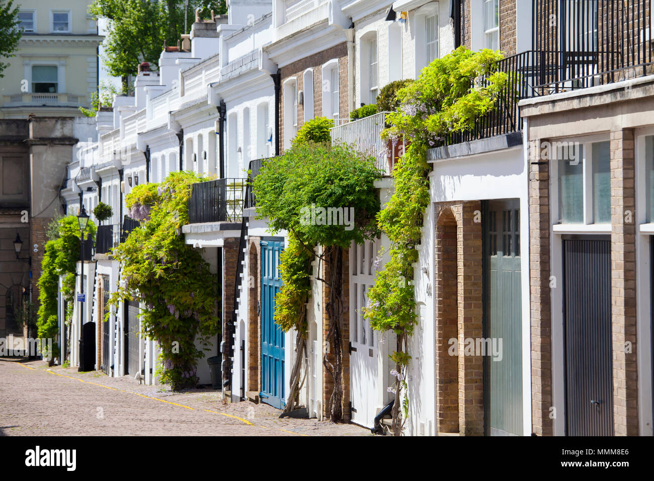 Londres, Royaume-Uni - Mai 10th, 2018 : Holland Park Mews est une route pavée par abordée à travers ses propres hors passage de Holland Park dans le quartier Royal de Kens Banque D'Images