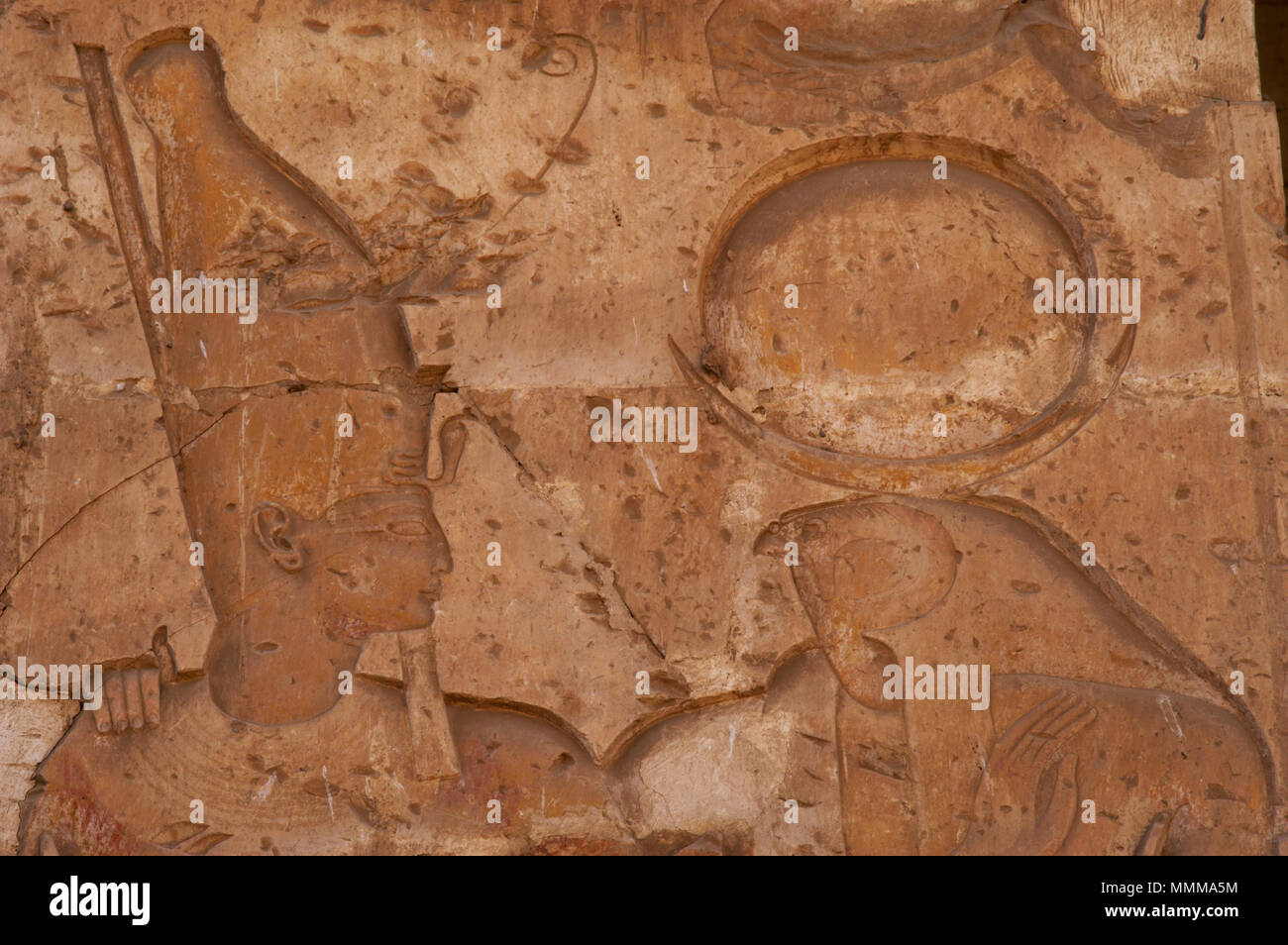 L'Égypte. Abydos. Temple de Seti I. nouveau royaume. 19e dynastie. Soulagement avec polychrome d'origine. Détail du pharaon avec Dieu Ra-Horakhty (Horus dans l'Horizon), 1292-1189 BC. Banque D'Images