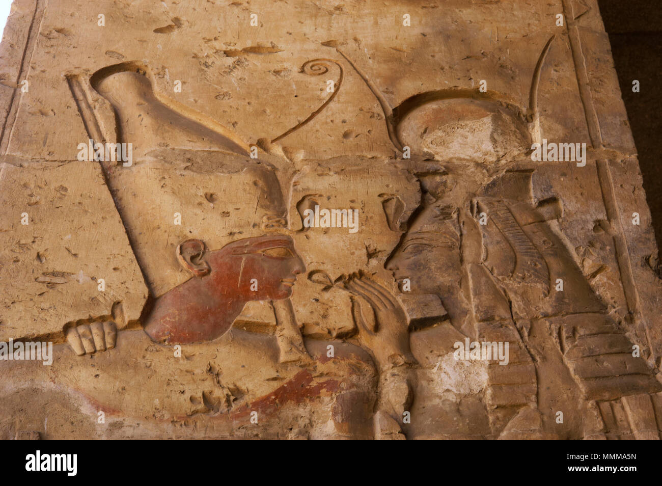 L'Égypte. Abydos. Temple de Seti I. nouveau royaume. 19e dynastie. Pharaon portant la double couronne recevant l'ankh (symbole de vie) à partir de la déesse Isis. Soulagement avec polychrome d'origine, détail. Banque D'Images