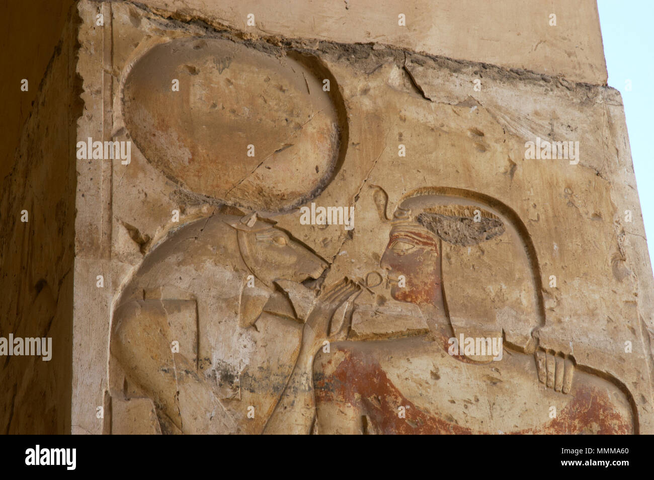 L'Égypte. Abydos. Temple de Seti I. nouveau royaume. 19e dynastie. Le Pharaon recevant l'ankh (symbole de vie) à partir de la déesse Sekhmet, décrite comme une lionne. Soulagement, polychrome d'origine. Banque D'Images