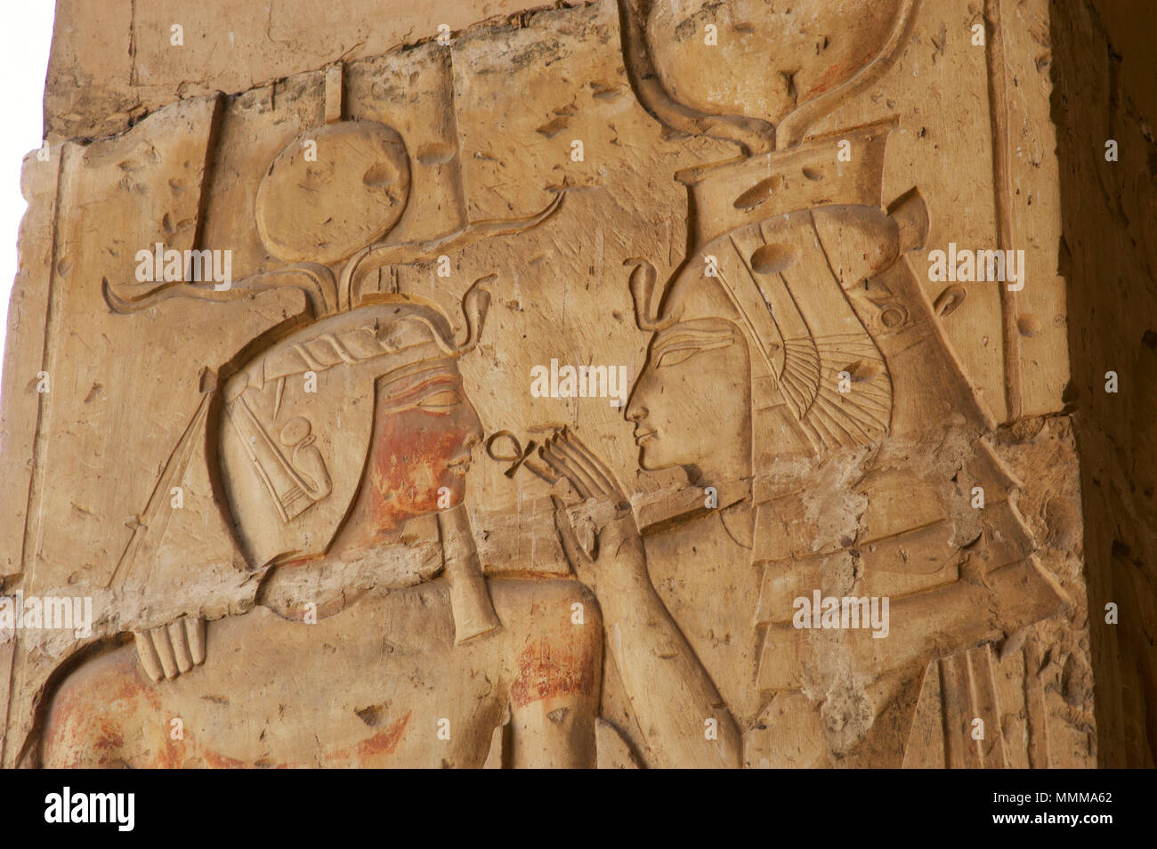 L'Égypte. Abydos. Temple de Seti I. 1292-1189 BC. Le Pharaon recevant l'Ankh d'une divinité. Soulagement, détail. Banque D'Images