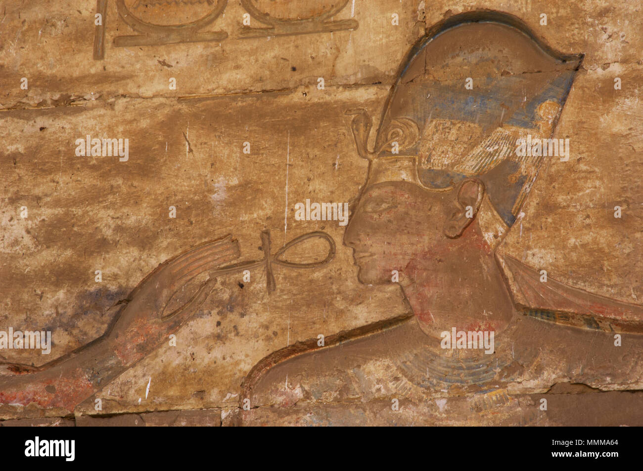 L'Égypte. Abydos. Temple de Seti I. nouveau royaume. 19e dynastie. Soulagement avec polychrome d'origine, représentant le pharaon portant la couronne bleue (Khepresh) recevant l'Ankh d'une divinité. 1292-1189 BC. Banque D'Images