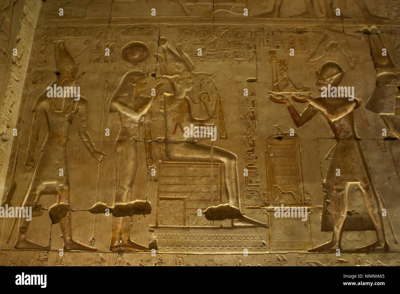 L'Égypte. Abydos. Temple de Seti I. nouveau royaume. 19e dynastie. Le pharaon Seti I offrant une staue de Maât (déesse de la vérité, de la justice et de la morale) d'Osiris, Isis et Horus. Le soulagement. 1292-1189 av. Banque D'Images