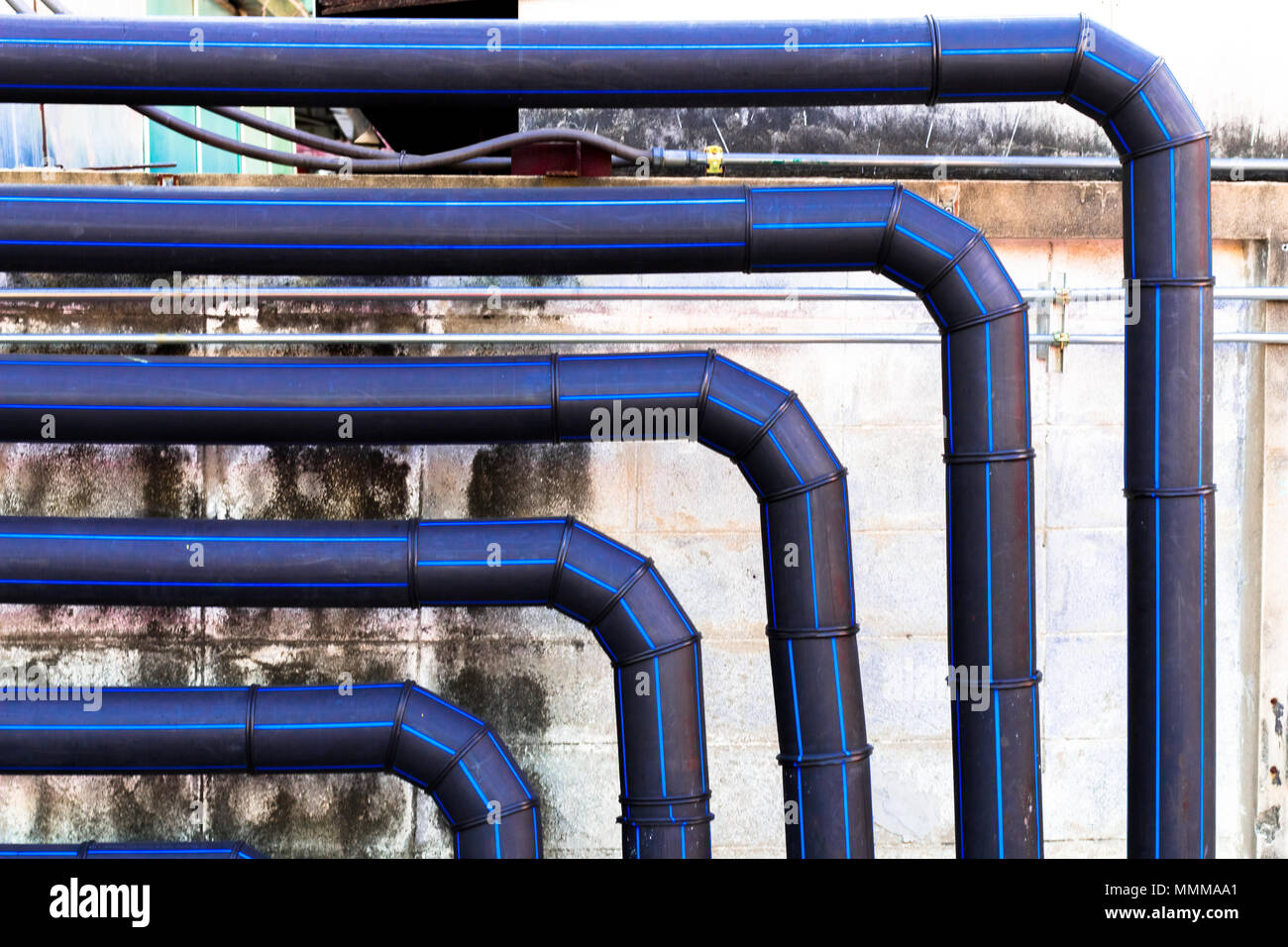 Tuyau noir grand gérer l'eau, propre et la sécurité , système d'arrosage sur le mur.fermé Banque D'Images