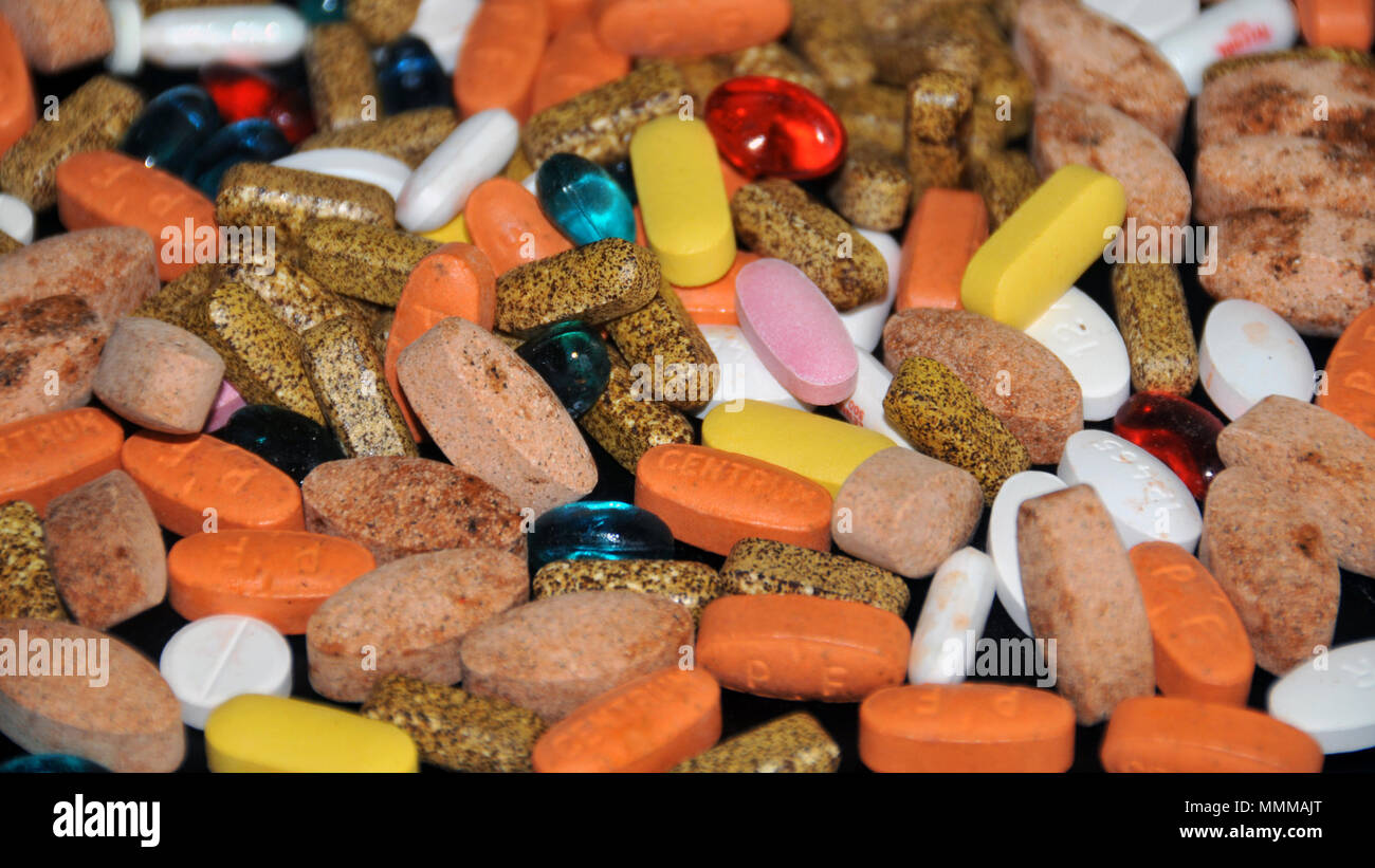 Un mélange de pilules contenant des médicaments et compléments alimentaires Banque D'Images