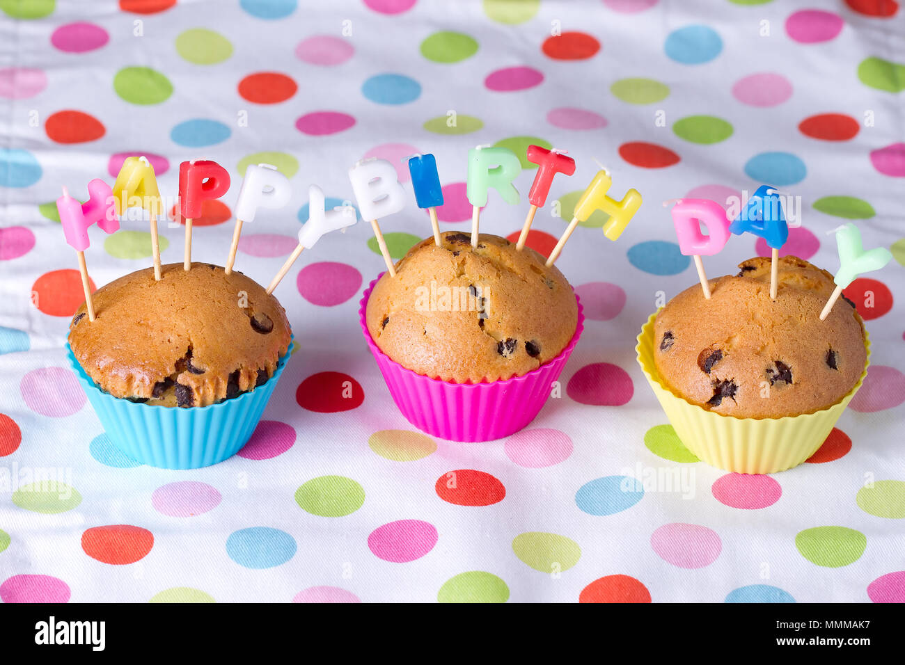 Petit Gateau De Fete Colores Surmontes De Nutrifer Et Joyeux Anniversaire Sign On White Background Photo Stock Alamy