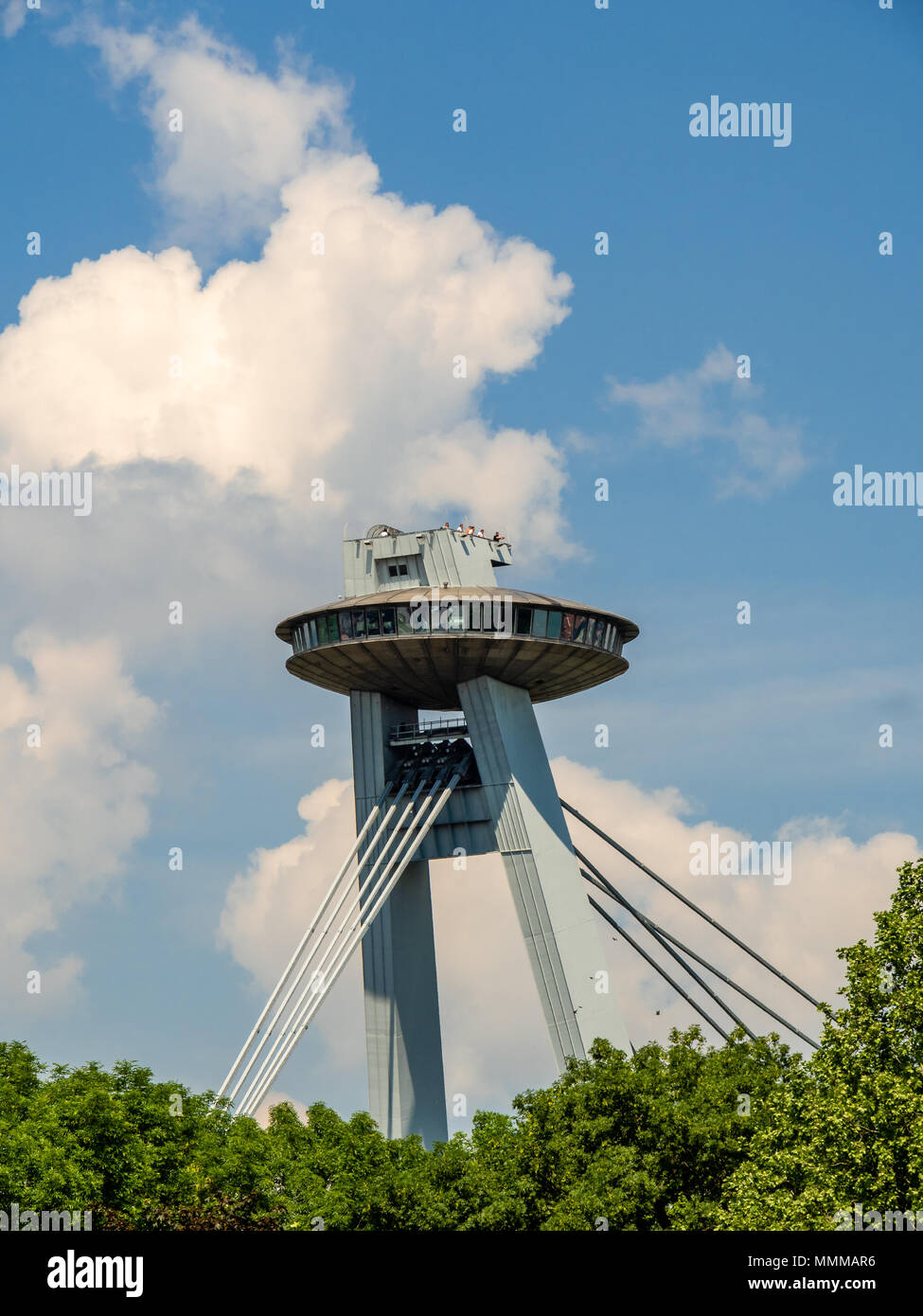 SNP Bridge Pylon avec plate-forme d'observation d'OVNI à Bratislava, Slovaquie Banque D'Images