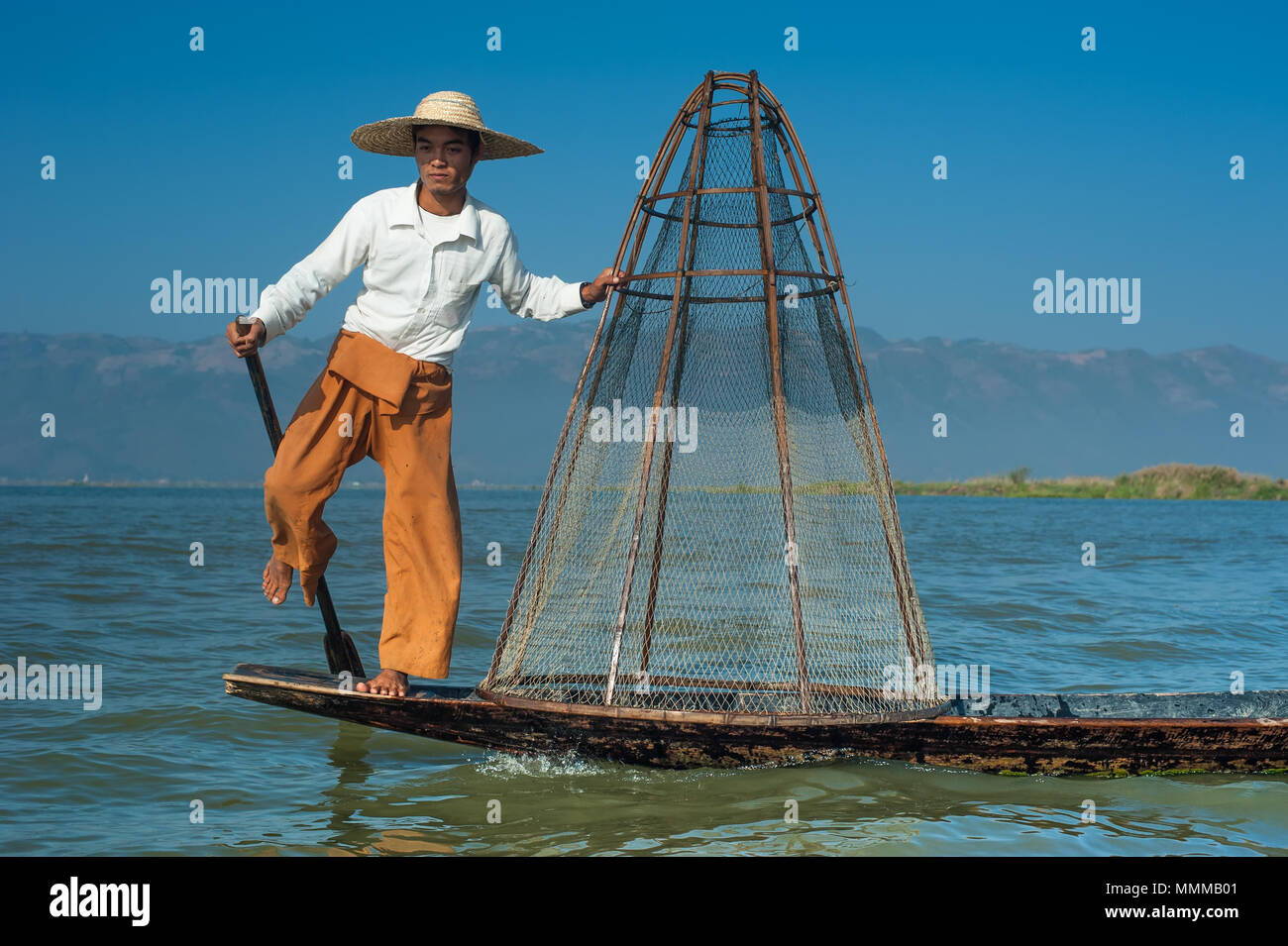 Pêcheur birman sur bambou voile prendre du poisson en mode traditionnel avec des net. Lac Inle, Myanmar (Birmanie) destination voyage Banque D'Images
