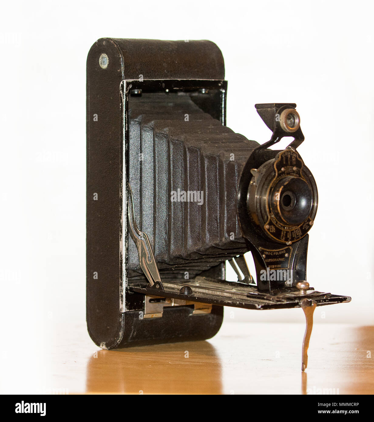 Photo d'un ancien appareil photo Kodak Brownie pliant ancien n° 2c. C'est  ici en position étendue montrant les soufflets et kick stand Photo Stock -  Alamy