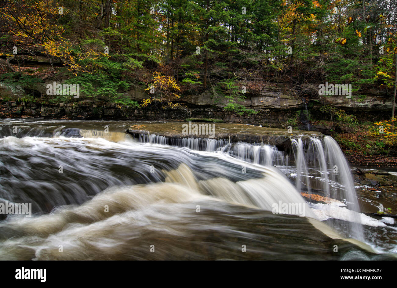 Belle scène d'automne aux chutes de Tinker's Creek Gorge à Cleveland (Ohio). Banque D'Images