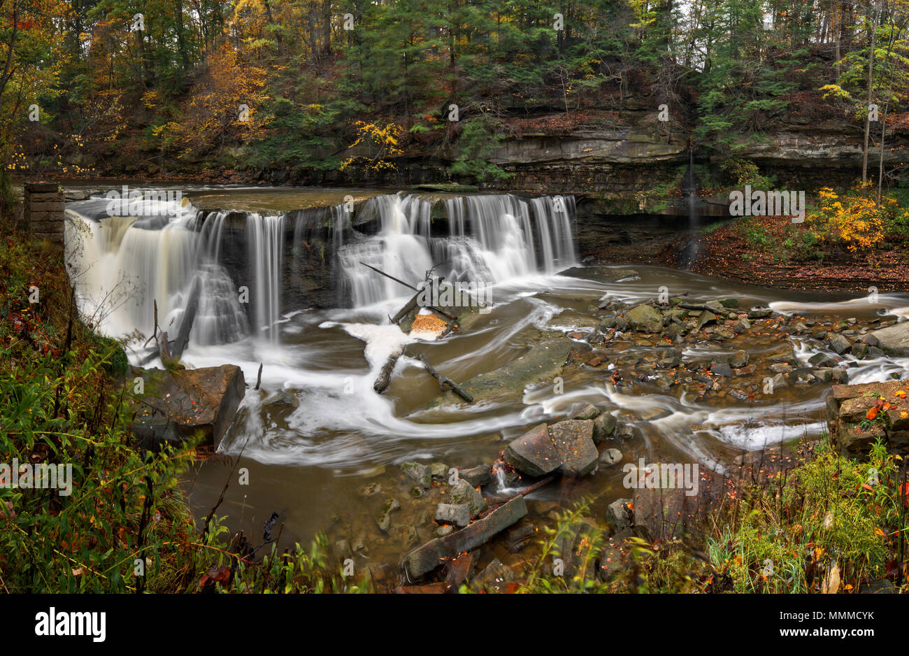 Belle scène d'automne aux chutes de Tinker's Creek Gorge à Cleveland (Ohio). Banque D'Images