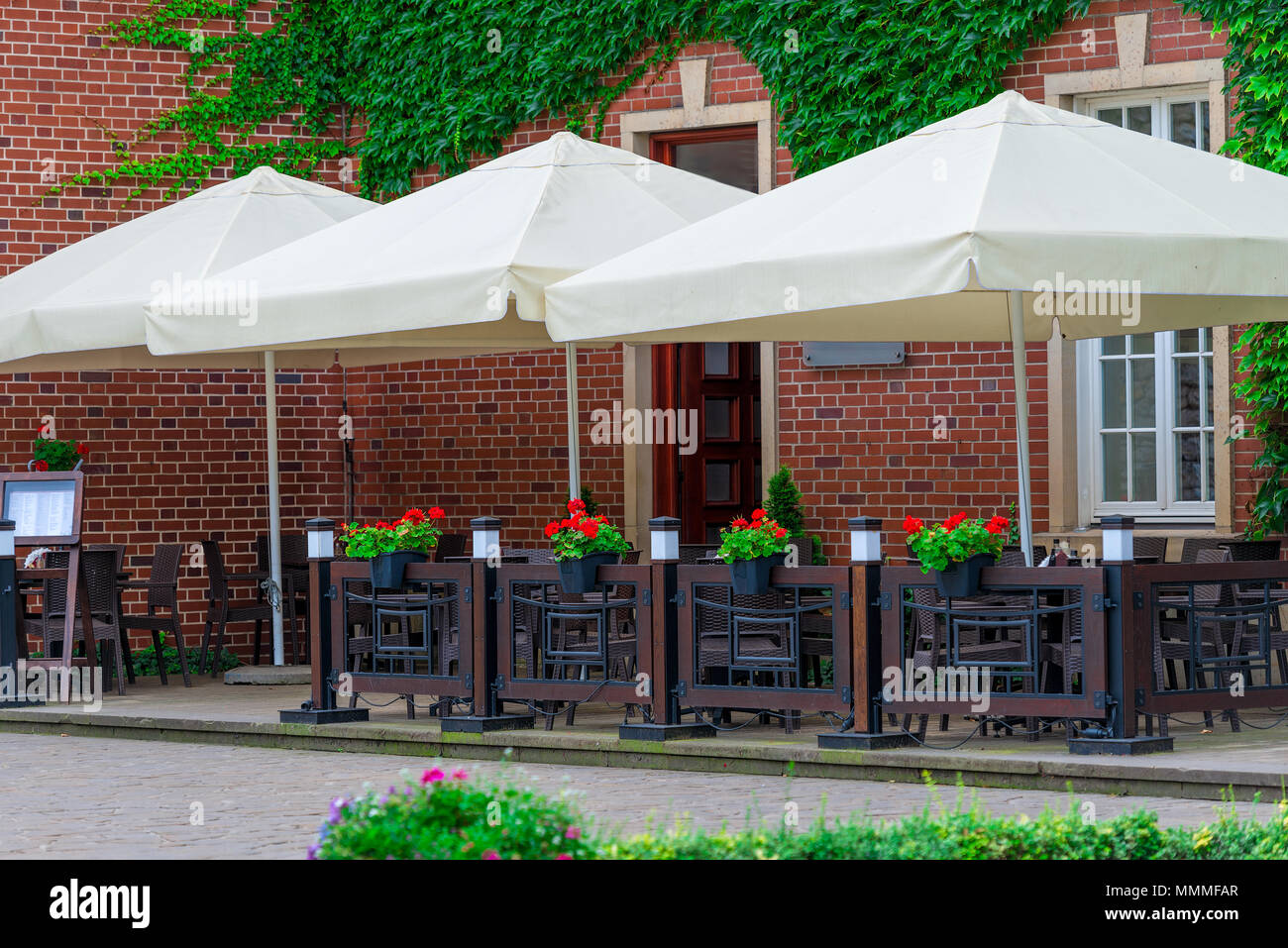 Open street cafe dans une ville européenne Banque D'Images