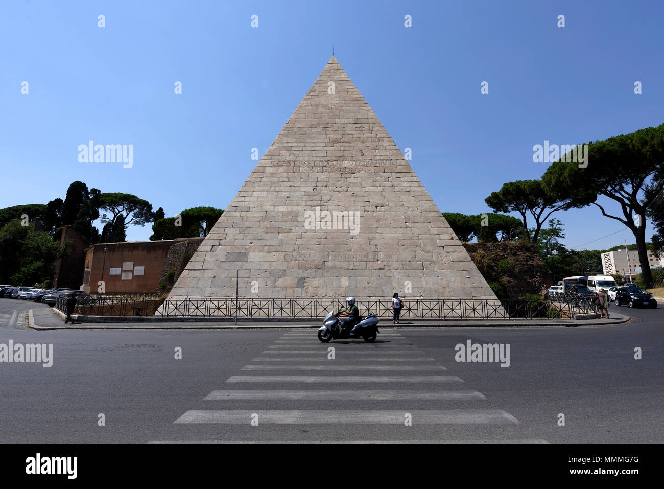 L'égyptien comme monument pyramide de Caius Cestius à Rome le quartier de Testaccio. La pyramide (Piramide di Caio Ponte Cestio) a été construit par Caius C Banque D'Images