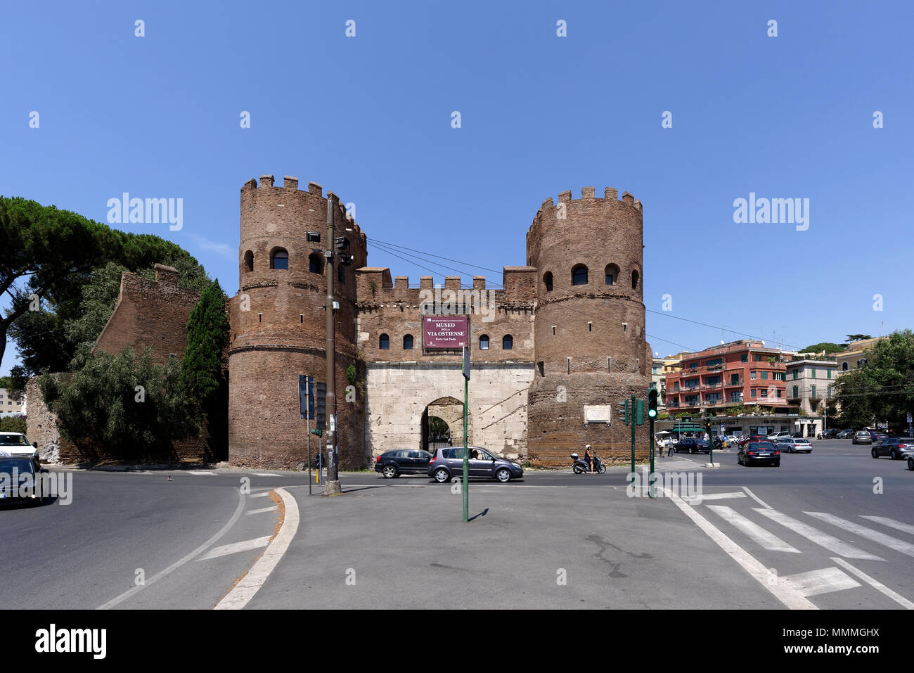 La Porta San Paolo avec des tours jumelles, l'une des portes du sud dans les 19 kilomètres de circuit de la 3ème siècle Murs Auréliens. Banque D'Images