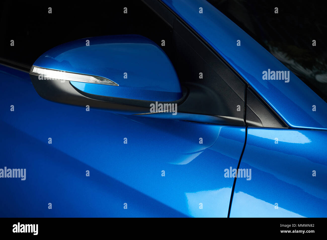 Vue arrière de voiture côté miroir. Service de nettoyage de voiture Banque D'Images