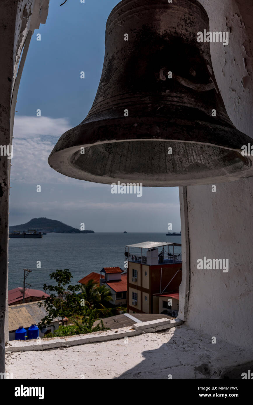 Les cloches de l'église du Saint Peters Church la deuxième plus ancienne église de l'Amérique sur l'île de Taboga Panama dans près de Panama City Banque D'Images