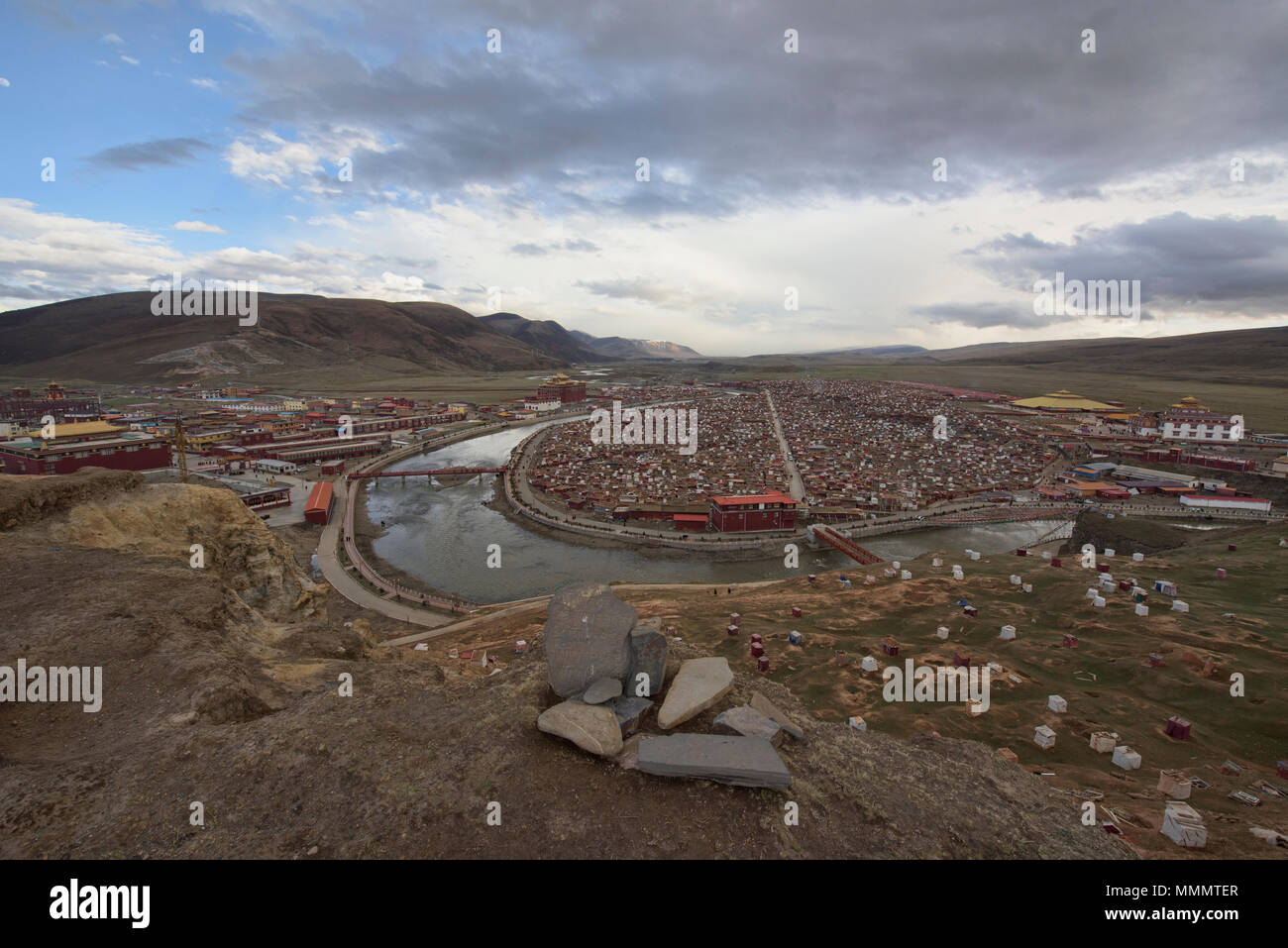Vue sur l'île de nonnes tibétaines, Yarchen Gar, Sichuan, Chine Banque D'Images