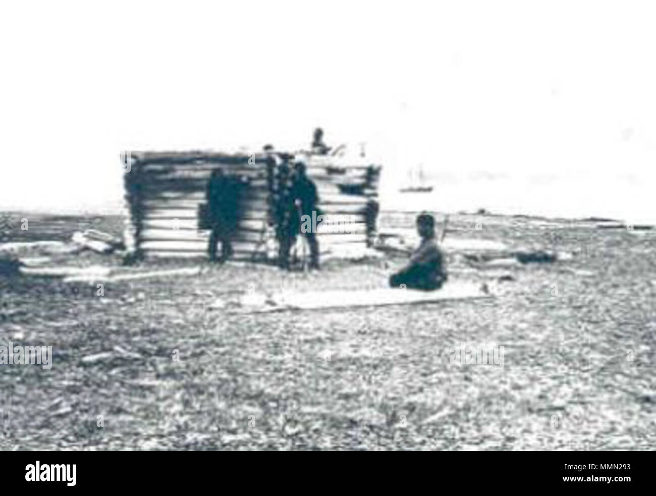 . Nederlands : Het Behouden Huys en 1881 tijdens de Nederlandse expeditie naar het gebied tijdens het eerste Internationale Pooljaar. (C'est de demande de dit daadwerkelijk het Behouden Huys est. Dat a été namelijk 6 m. race en 10 m. lang fr bij de vondst dans ingestort 1871 al belangrijk. Bovendien meldt Zeeberg, J.J. (2007) - p. 87 cette dat het expeditie Behouden Huys niet te bereiken heeft weten. [Zeeberg J.J. (2007) terugkeer naar Nova Zembla : aller en tragische reis van Willem Barents. Walburg Pers]) Photographie d'une cabane de date inconnue, builder, ou emplacement. La légende sur la websit Banque D'Images