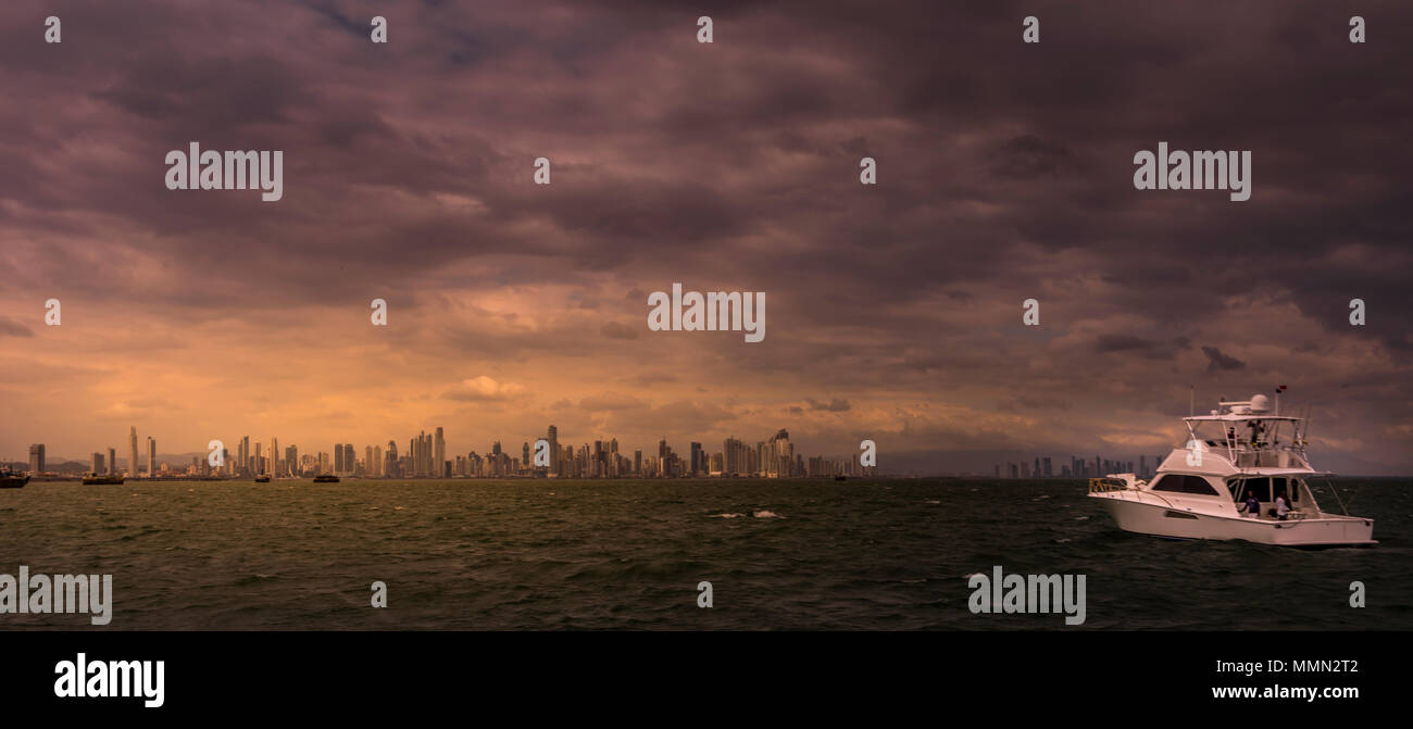 Des toits de la ville de Panama, Panama au coucher du soleil avec de belles couleurs Banque D'Images