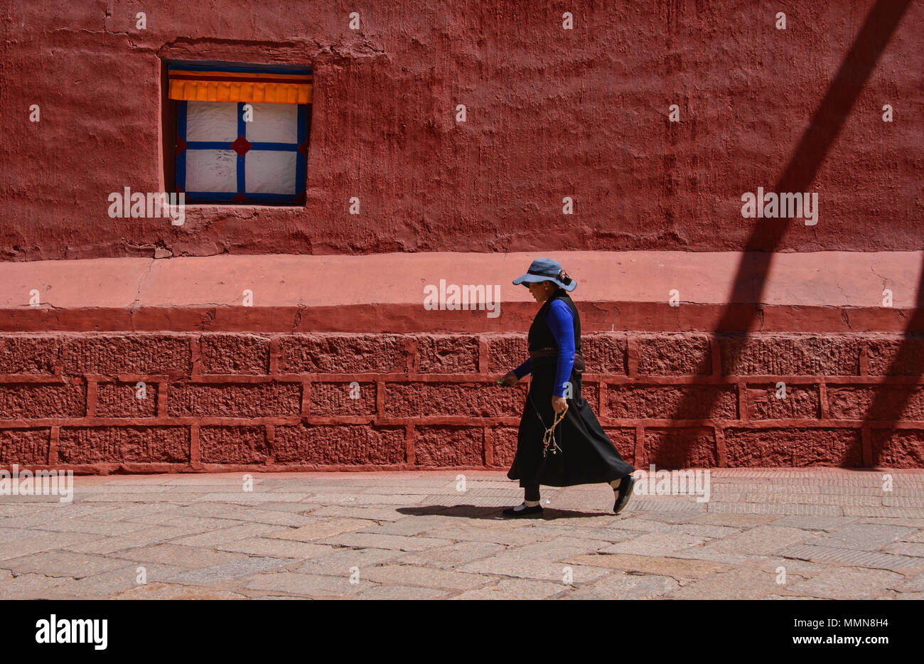 Pèlerin tibétain kora promenades autour de la Sainte Ecriture Imprimerie Bakong monastère à Dege, Sichuan, Chine Banque D'Images