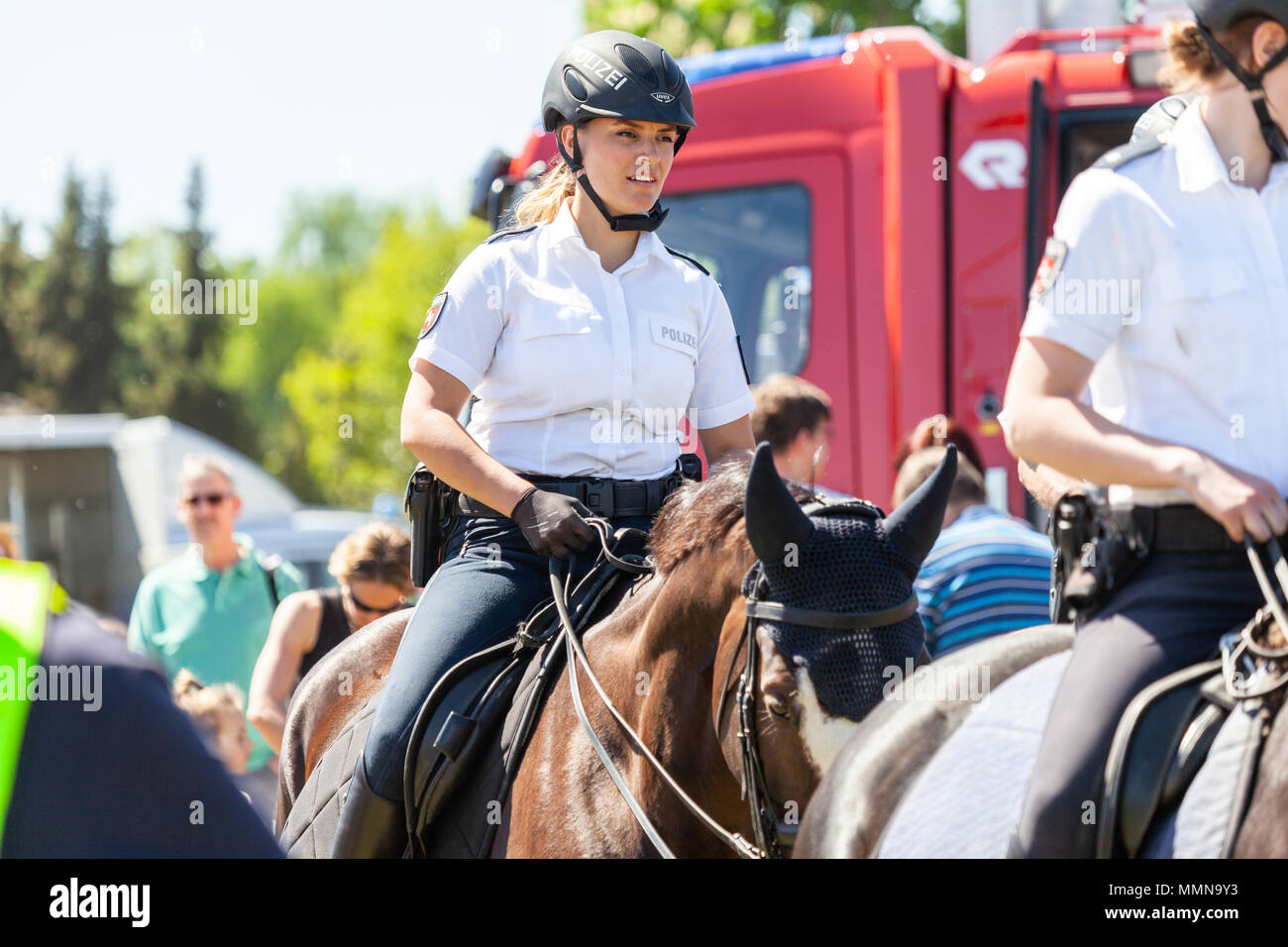 Hambourg / ALLEMAGNE - Mai 6, 2018 : la police allemande cavalière repose sur un cheval de la police pour la formation de l'exercice dans une foule. Le mot allemand Polizei signifie Banque D'Images