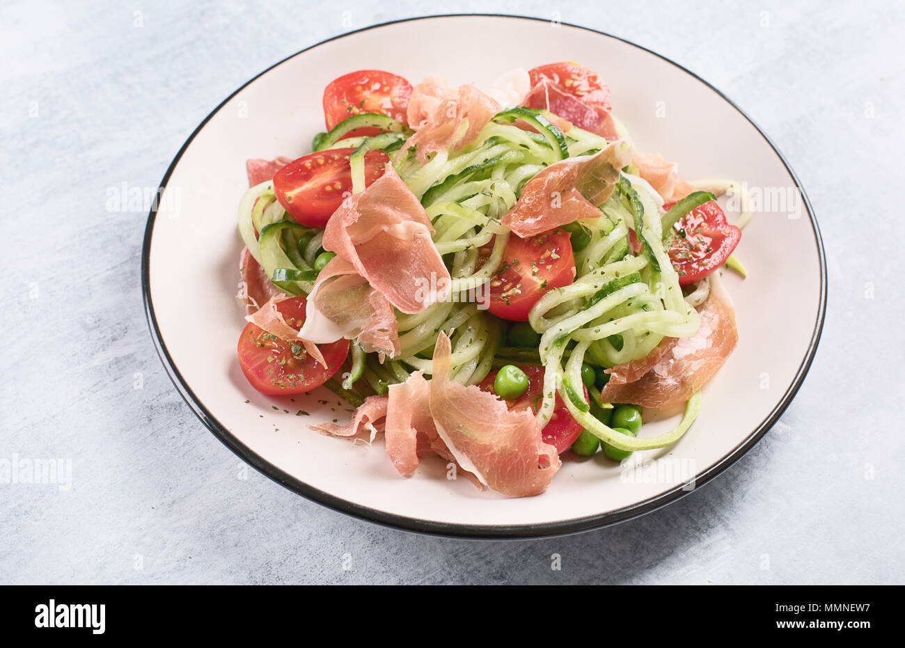 Salade de tomates et de concombre avec le prosciutto. Régime alimentaire sain de manger Banque D'Images