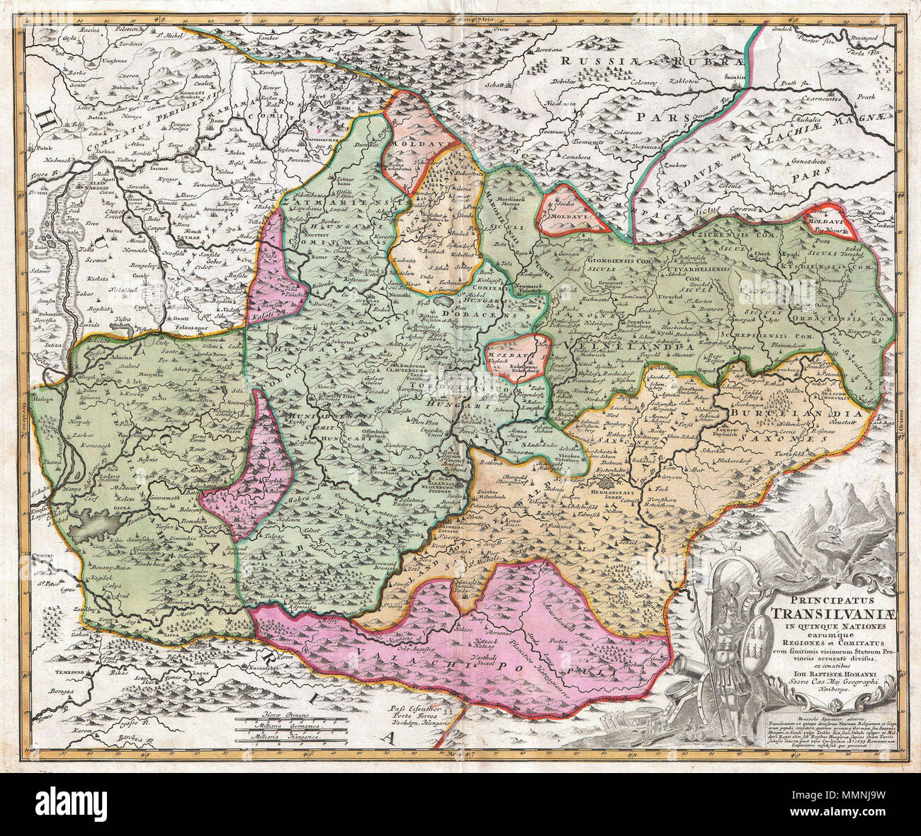 . Anglais : un exemple frappant de J. B. Homann's c. 1716 Plan de la Transylvanie. Couvre ce qui est aujourd'hui la partie nord de la Roumanie de la rivière Bereton vers l'est en ce qui concerne Château Boza. Des codes de couleur selon les districts avec de superbes détails. Note des villages, villes, forêts, rivières, des monastères, des châteaux et des lacs. Montre qu'une grande ville, ou Hermannstadt Sibiu. Grand cartouche à thème militaire décoratif dans le quadrant inférieur droit. Préparé par J. B. Homann pour cette importante question en c. 1720 Grosser Atlas . Română : Harta Transilvaniei la 1720, realizată de J. B. Homann Principatus Transi Banque D'Images