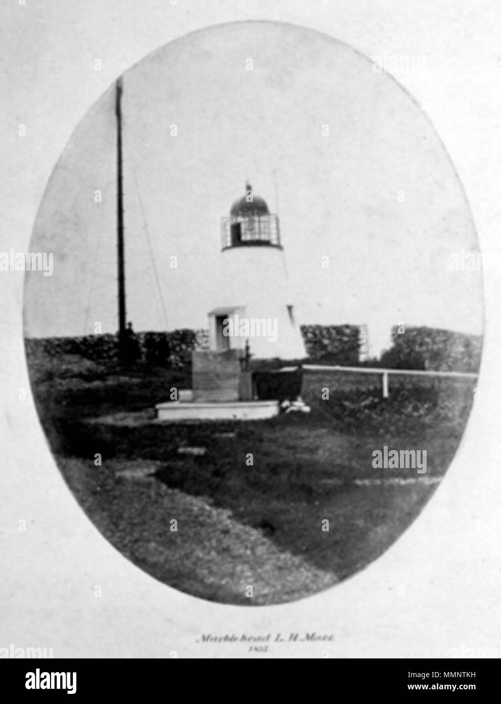 . Titre : Marblehead Lighthouse, 1835. Catégorie : PHOTOGRAPHIES. Type : à l'albumine. Bouilloire : Masury, Samuel. Lieu : USA, MA, Marblehead. Date : 1835. Matériel : papier. Description : l'albumine prises par Samuel Masury à Marblehead, 1835. L'image de forme ovale monté sur une carte rectangulaire. Avis de Marblehead Lighthouse, y compris un homme et femme assise au loin vers la gauche. En bas relief : 'MASURY'S/ PHOTOGRAPHIE/ BOSTON." (Samuel Masury, 1818-1874). Imprimé à la main à la plume ci-dessous les photographies : 'Marblehead L.H. Messe./ 1835'. 71835 Marblehead Lighthouse par Masury Mystic Seaport Banque D'Images