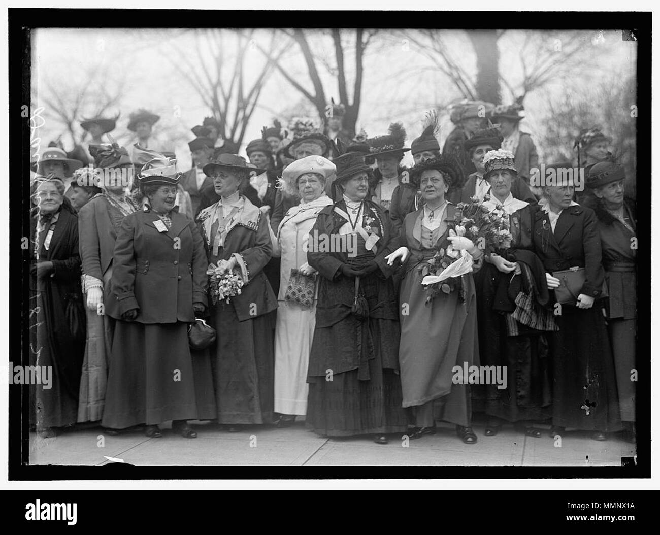 . Titre : FILLES DE 1812 Créateur(s) : Harris & Ewing, photographe Date de création/publication : [entre 1910 et 1917] Medium : 1 négatif : vitrage ; 5 x 7 in. ou plus petit numéro de reproduction : LC-DIG-hec-07660 (fichier numérique de négatif original) Référentiel : Library of Congress Prints and Photographs Division Washington, D.C. 20540 États-Unis d'http://hdl.loc.gov/loc.pnp/pp.print partie d : Harris & Ewing Collection (Bibliothèque du Congrès) . Années 1910. Harris & Ewing 12 1910 USD de 1812 LC hec2008005375 Banque D'Images