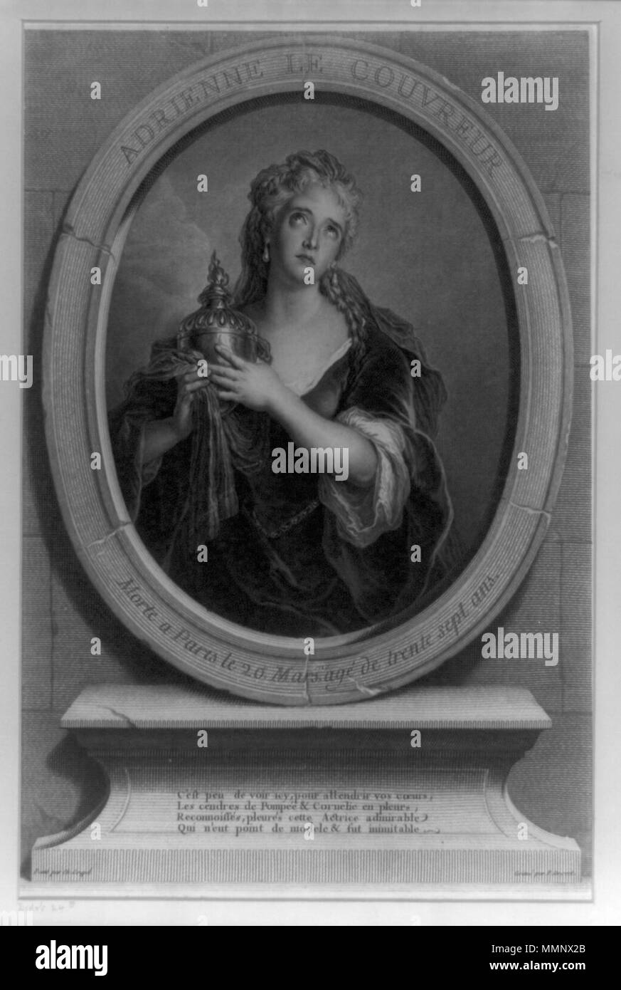. Anglais : Adrienne Le Couvreur dans le rôle de la tragique Cornelia dans Pierre Corneille, la mort de Pompée (1642). L'actrice française, représentée dans le rôle de Cornelia, half-length portrait holding jar. Adrienne Le Couvreur / peint par Ch. Coypel, gravé par P. Drevet. vers 1730.. Adrienne Lecouvreur 1730 Banque D'Images