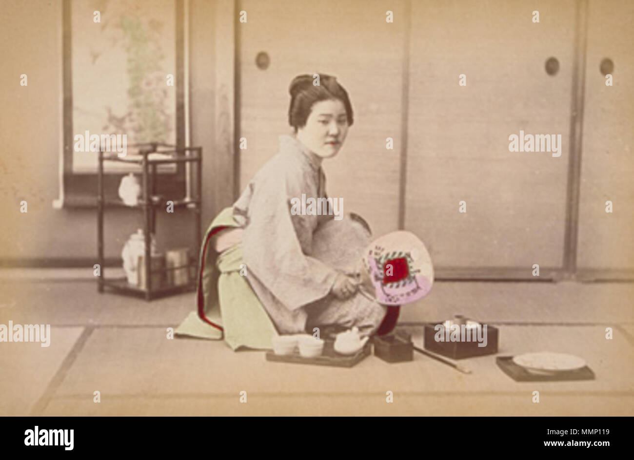 . Anglais : teinté blanc . Adolfo Farsari (attribué) 27 Adolfo Farsari (attribué) - Une femme se reposant dans Chanoma, une salle de séjour Banque D'Images